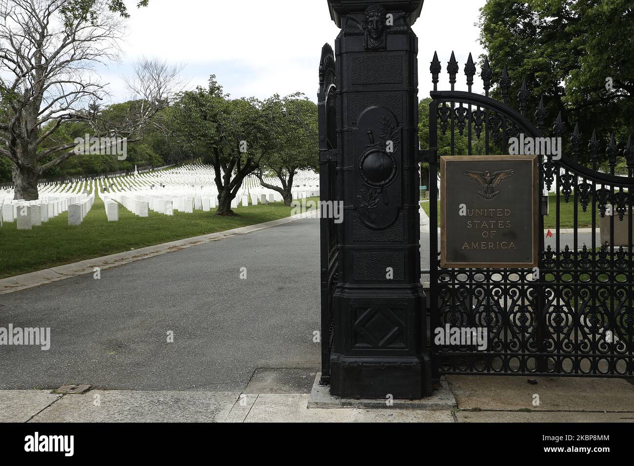 Entrée au cimetière Cypress Hill, dans le quartier de Brooklyn, New York City, États-Unis, le 24 mai 2020. Memorial Day est une fête américaine qui commémore les hommes et les femmes qui sont morts pendant leur service dans l'armée américaine. (Photo de John Lamparski/NurPhoto) Banque D'Images