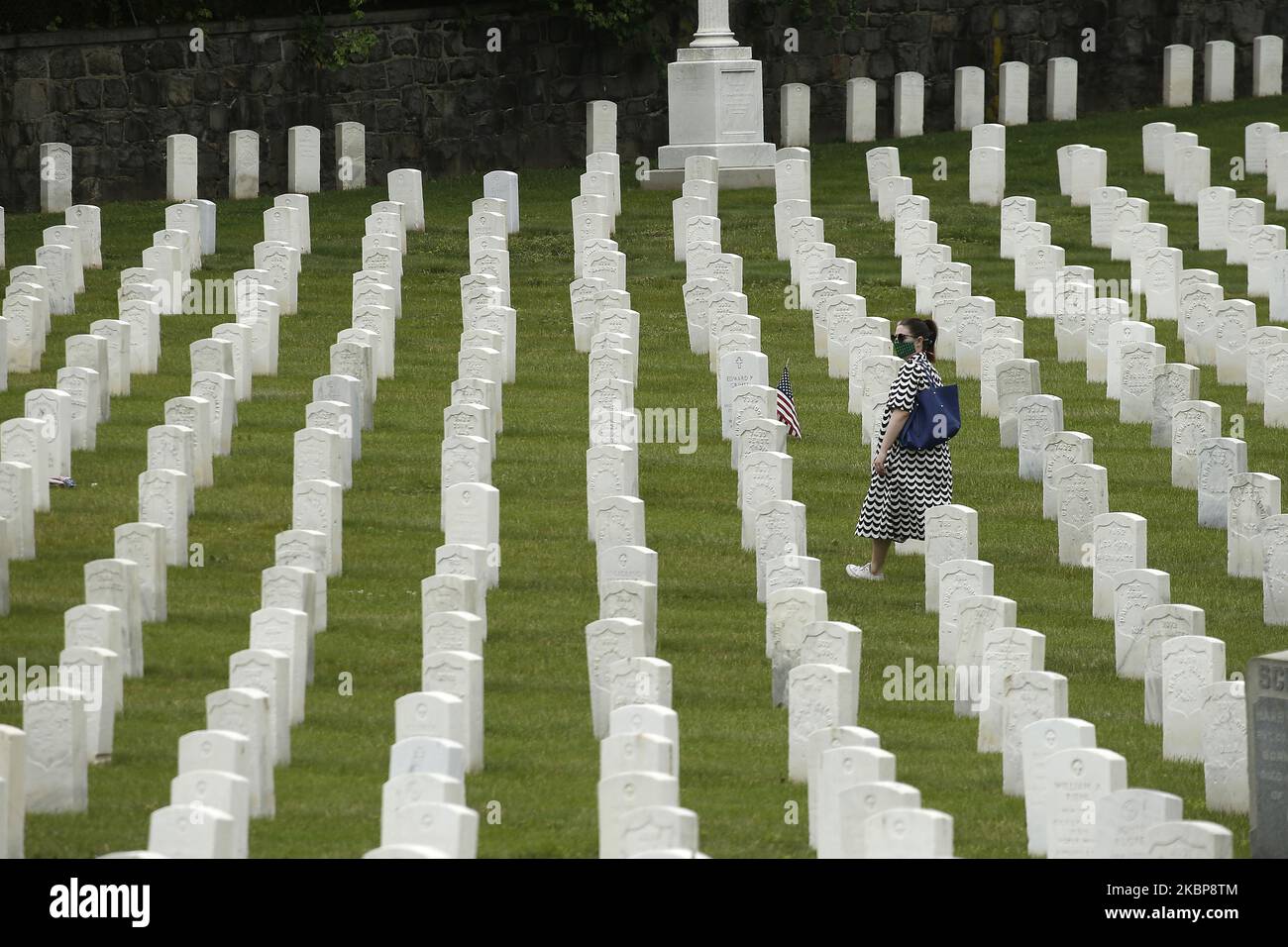 Une vue générale du cimetière militaire américain de Cypress Hill, dans le quartier de Brooklyn, dans la ville de New York, États-Unis, le 24 mai 2020. Memorial Day est une fête américaine qui commémore les hommes et les femmes qui sont morts pendant leur service dans l'armée américaine. (Photo de John Lamparski/NurPhoto) Banque D'Images