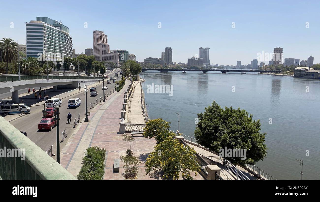 Cette photo prise sur 25 mai 2020 le deuxième jour d'Eid al-Fitr, le jour férié musulman qui commence à la fin du Saint mois de jeûne du Ramadan, montre une vue d'une corniche déserte du Nil dans la ville du Caire, vide en raison de la pandémie du coronavirus COVID-19. L'Égypte avait déjà annoncé un allongement de son couvre-feu nocturne et d'autres mesures pour empêcher de grands rassemblements pendant les vacances d'Eid al-Fitr. Une des dates les plus importantes du calendrier musulman, elle est traditionnellement célébrée par des prières de mosquée, des fêtes de famille et des achats de nouveaux vêtements, cadeaux et friandises. (Photo par Banque D'Images