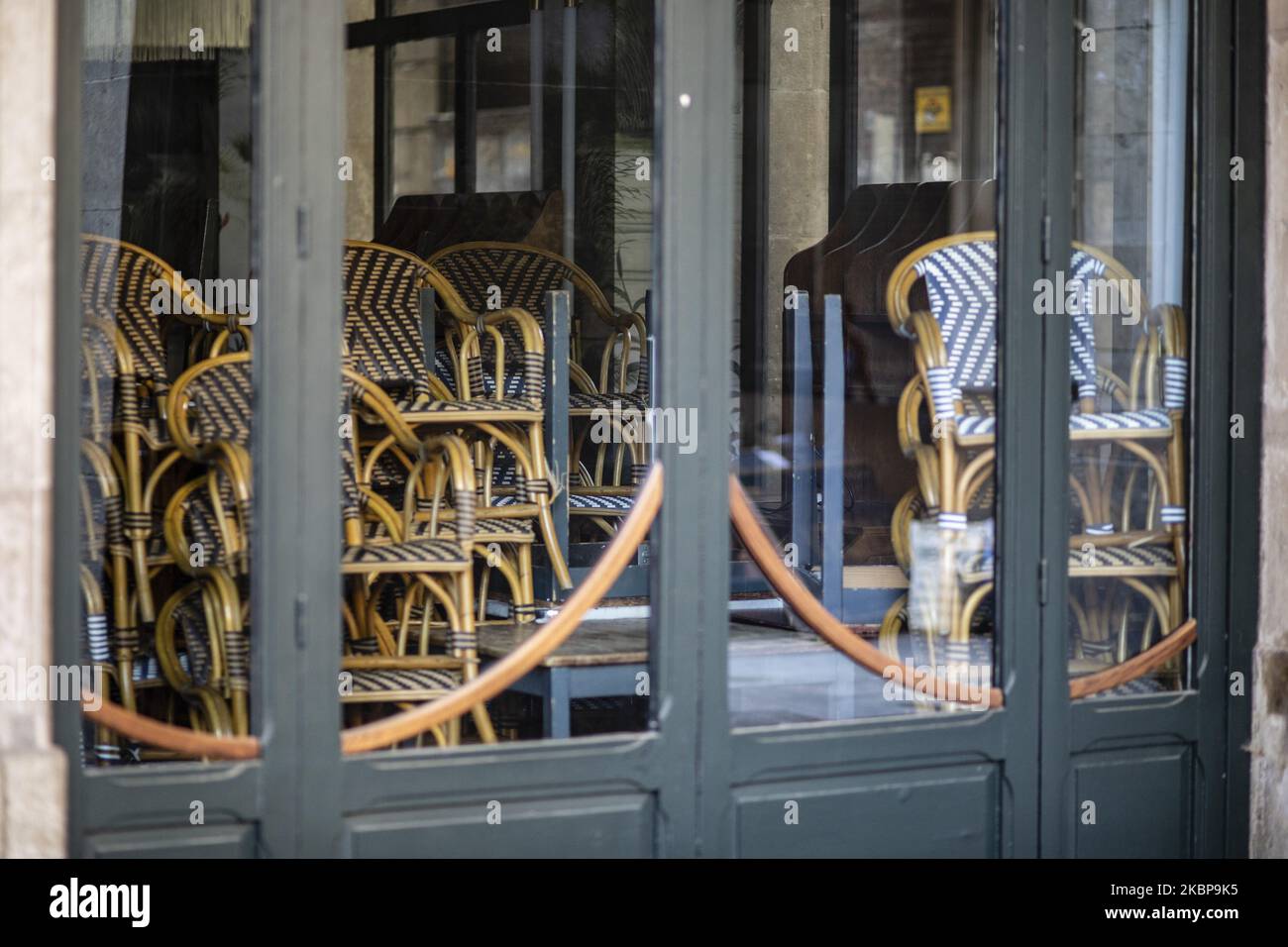 Un restaurant fermé quand Barcelone commence à faciliter le verrouillage dans la phase 1 qui permet l'installation de terrasses de bar et de restaurants sur les voies publiques, en respectant les distances entre les tables en raison de l'infection Covid-19. Sur 25 mai 2020 à Barcelone, Espagne. (Photo par Xavier Bonilla/NurPhoto) Banque D'Images