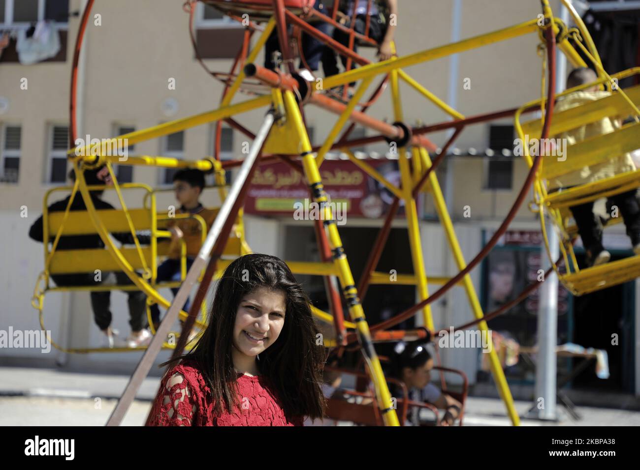 Les enfants palestiniens sont à bord d'une grande roue pendant les vacances d'Eid al-Fitr, en raison de préoccupations quant à la propagation de la maladie à coronavirus (COVID-19), dans la ville de Gaza, à 26 mai 2020. (Photo de Majdi Fathi/NurPhoto) Banque D'Images