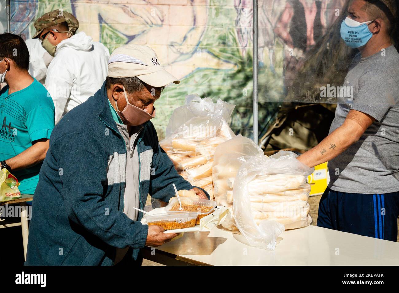 Les citoyens du bidonville 1-11-14 (quartier de Ricciardelli), l'un des établissements les plus pauvres de Buenos Aires, en Argentine, sur 26 mai 2020, reçoivent de la nourriture. (Photo par Federico Rotter/NurPhoto) Banque D'Images