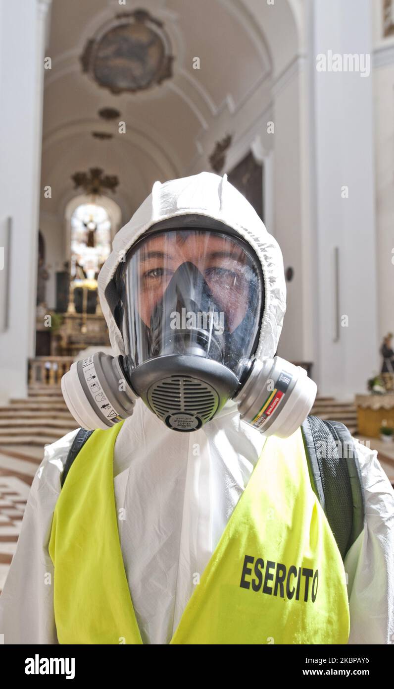 Potrait des désinfecteurs du Régiment alpestre 9th, à l'Aquila, Italie, on 20 mai 2020, Pendant la désinfection dans une église. Les désinfecteurs du régiment alpin de 9th désinfectent la cathédrale Saint-Bernardino de Sienne. Le régiment alpin de 9th intervient dans l'assainissement de l'un des lieux de culte de la ville de l'Aquila. (Photo par Andrea Mancini/NurPhoto) Banque D'Images