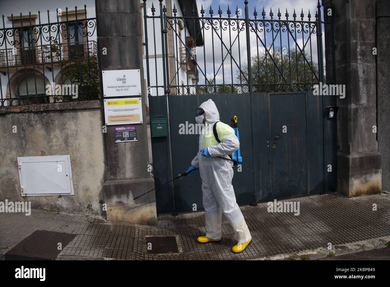 Un travailleur de l'hôtel de ville de Noreña désinfecte les environs de l'entrée de la maison de soins de Llano Ponte à 27 mai 2020, en Espagne. La crise sanitaire provoquée par le Covid-19 a porté un coup sévère aux foyers de soins. Bien que le coronavirus ait pris des vies de tous les âges, il a été amorcé surtout dans ces endroits, considérés comme le centre de la pandémie. Pour cette raison, le ministre de la Santé, Salvador Illa, a été très prudent lorsqu'il a déterminé quand les membres de la famille pouvaient visiter les maisons de soins infirmiers. Tant que cette activité n'est même pas proposée dans le document du gouvernement pour la désescalade Banque D'Images