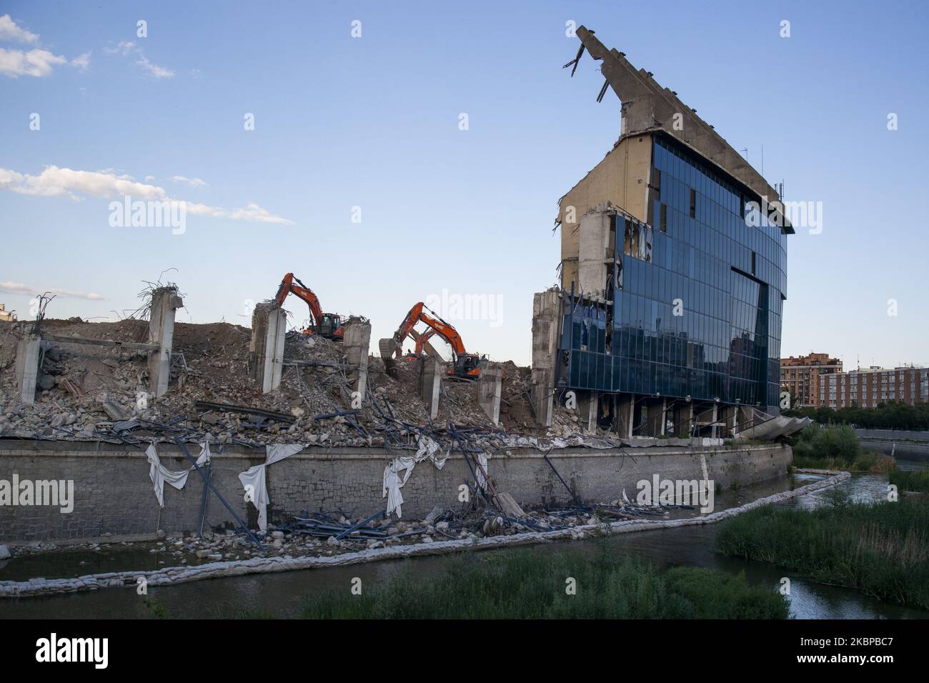 Vue sur les ruines du Stade Vicente Calderon, qui avait une capacité de plus de 50 000 personnes et était situé sur les rives des Manzanares dans le quartier Arganzuela de la capitale espagnole, à Madrid, en Espagne, sur 27 mai 2020. La démolition de l'ancien stade de l'Atletico Madrid, que le club de la Liga a appelé maison de 1966 à 2017, est presque terminée. (Photo par Oscar Gonzalez/NurPhoto) Banque D'Images