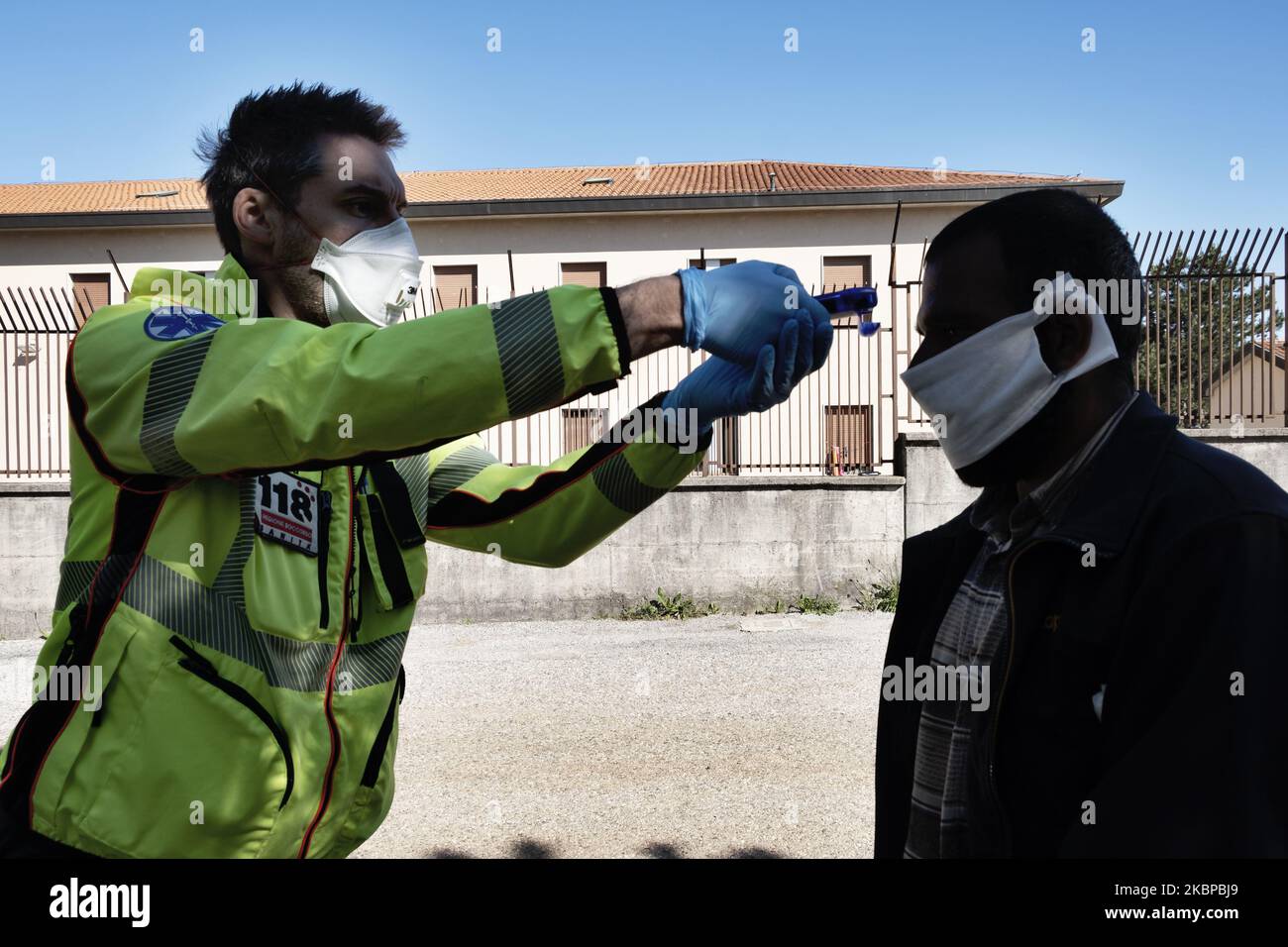 Un médecin italien de 118 ans vérifie la température d'un migrant dans le poste de police de la ville frontalière italienne Fernetti pour empêcher la propagation de Covid-19. Trieste rapide le dernier arrêt de la route des balkans. Chaque jour, des millions de migrants tentent de traverser la frontière entre l'Italie et la Slovénie. Trieste, le 27 mai, Italie. (Photo de Matteo Trévise/NurPhoto) Banque D'Images