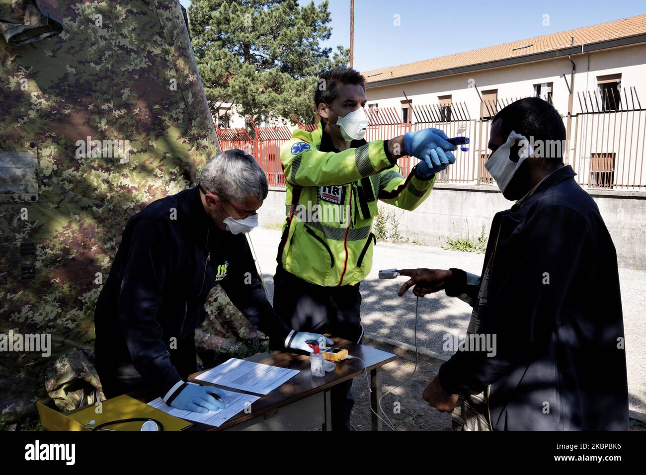 Le personnel médical italien de 118 vérifie l'état de santé d'un migrant dans le poste de police de la ville frontalière italienne Fernetti pour empêcher la propagation de Covid-19. Trieste rapide le dernier arrêt de la route des balkans. Chaque jour, des millions de migrants tentent de traverser la frontière entre l'Italie et la Slovénie. Trieste, le 27 mai, Italie. (Photo de Matteo Trévise/NurPhoto) Banque D'Images