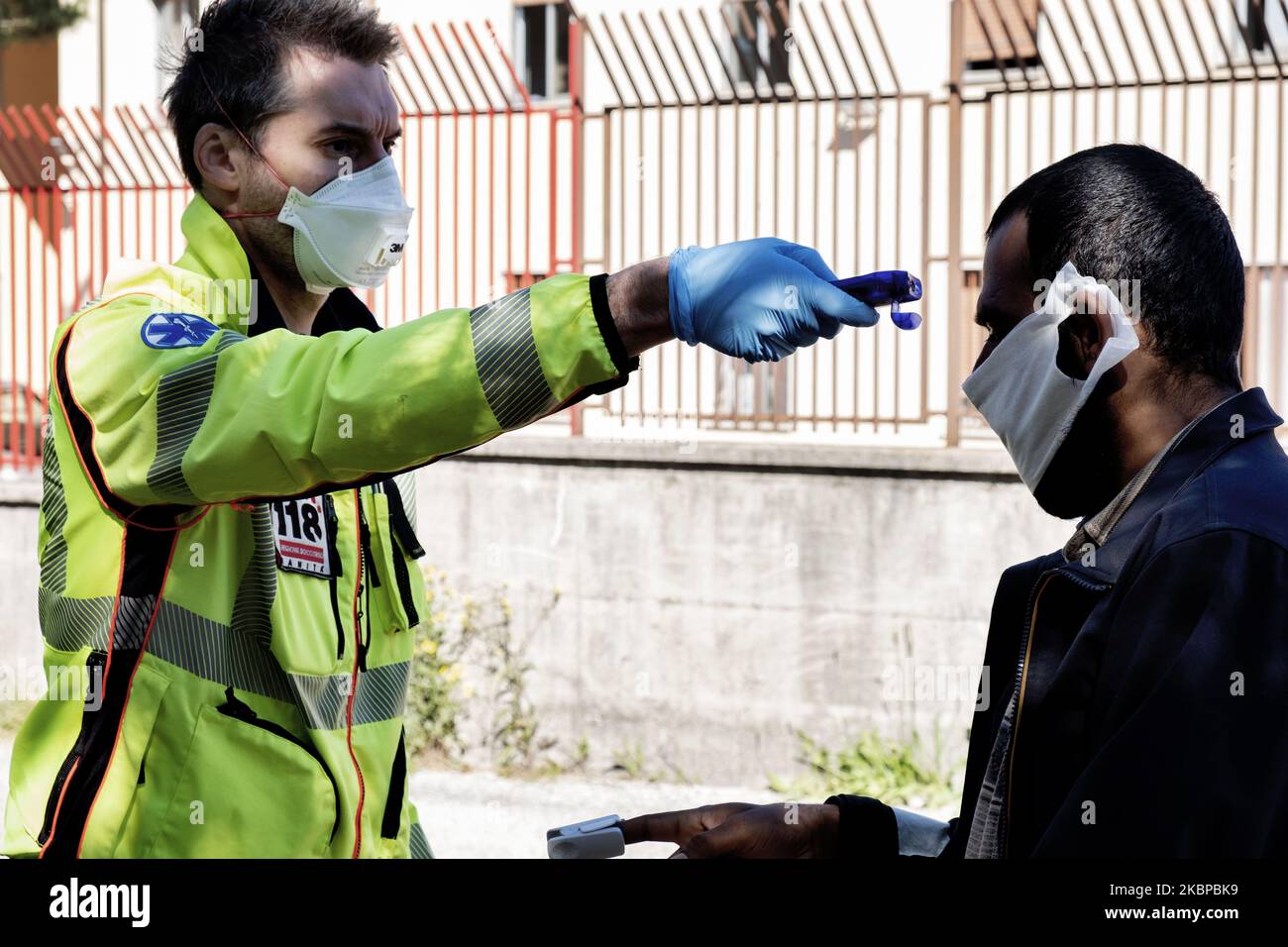 Un médecin italien de 118 ans vérifie l'état de santé d'un migrant au poste de police de la ville frontalière italienne Fernetti pour empêcher la propagation de Covid-19. Trieste rapide le dernier arrêt de la route des balkans. Chaque jour, des millions de migrants tentent de traverser la frontière entre l'Italie et la Slovénie. Trieste, le 27 mai, Italie. (Photo de Matteo Trévise/NurPhoto) Banque D'Images