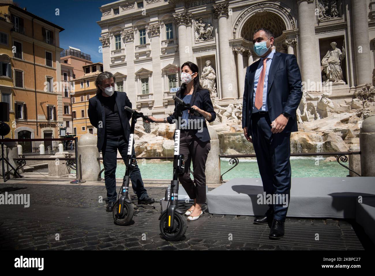 Le maire Virginia Raggi participe à une présentation de la société italienne-américaine de transport intra-urbain Helbiz Electric scooters, sur 28 mai 2020 à la fontaine de Trevi à Rome, alors que le pays facilite son verrouillage visant à freiner la propagation de l'infection COVID-19, causée par le nouveau coronavirus sur 28 mai, 2020 à Rome, Italie. (Photo par Andrea Ronchini/NurPhoto) Banque D'Images