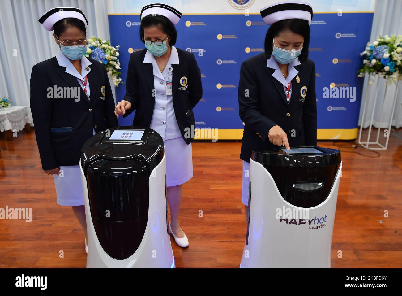 Le personnel infirmier qui se moque des masques faciaux expérimente le fonctionnement de robot « Hapy Bot » robot mobile intelligent assistant médical pour soutenir le travail médical a été conçu par Netbay public Company Limited, dans le cadre de l'effort médical thaïlandais pendant la pandémie de la maladie du coronavirus (Covid-19), Lors de la conférence de presse à la Faculté de médecine tropicale de l'Université Mahidol sur 29 mai 2020 à Bangkok, en Thaïlande. (Photo de Vachira Vachira/NurPhoto) Banque D'Images