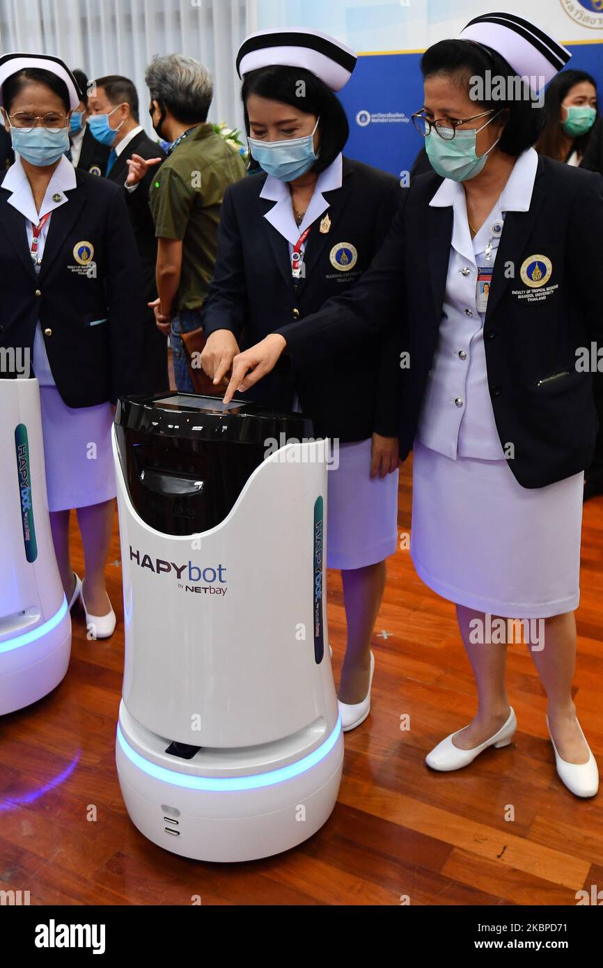Le personnel infirmier portant des masques de visage expérimente le fonctionnement du robot 'Hapy Bot' robot mobile intelligent assistant médical pour soutenir le travail médical a été conçu par Netbay public Company Limited, dans le cadre de l'effort médical thaïlandais pendant la pandémie de la maladie du coronavirus (Covid-19), Lors de la conférence de presse à la Faculté de médecine tropicale de l'Université Mahidol sur 29 mai 2020 à Bangkok, en Thaïlande. (Photo de Vachira Vachira/NurPhoto) Banque D'Images