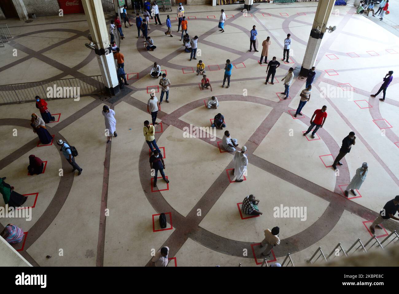 Les voyageurs bangladais restent en attente pour récupérer leurs billets à la gare de Kamalapur à Dhaka, au Bangladesh, sur 30 mai 2020. Le gouvernement bangladais va probablement mettre fin au confinement national de Covid-19 au Bangladesh et permettre à tous les bureaux, entreprises et transports publics de reprendre leurs activités sur 31 mai. (Photo par Mamunur Rashid/NurPhoto) Banque D'Images