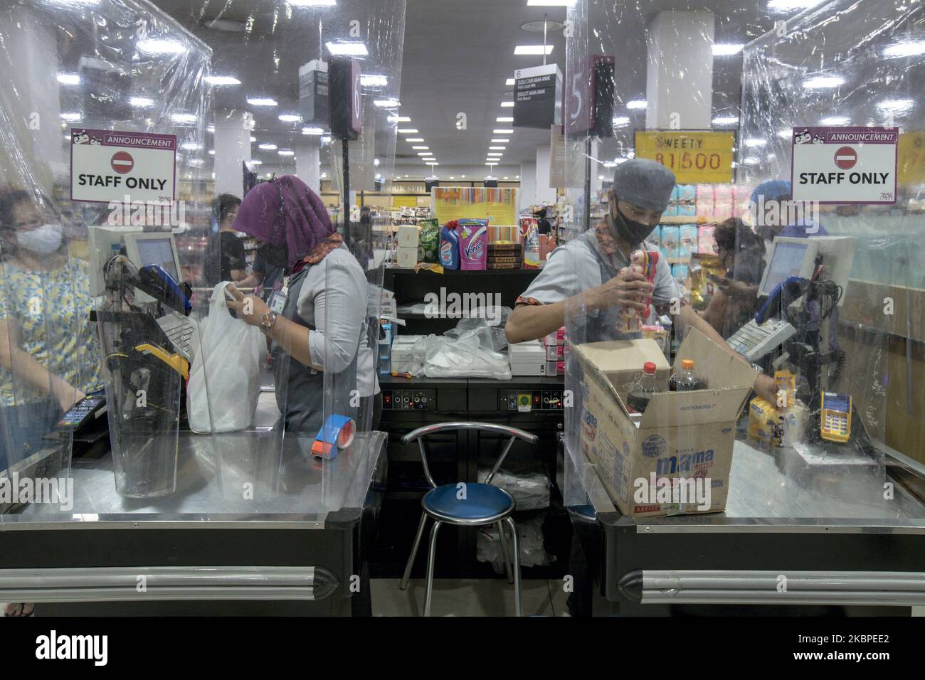 Le supermarché EON, qui fait partie du centre commercial EON de Tangerang, Banten, en Indonésie, qui s'est maintenu ouvert sous la restriction sociale à grande échelle de la ville, emploie maintenant des agents de sécurité pour faire le tour du supermarché armé d'une corne de taureau pour rappeler aux clients la distance physique et suivre le protocole de santé sur 26 mai 2020. EON Mall est un réseau de centres commerciaux japonais qui fait partie de la société EON. Ce réseau compte 162 centres commerciaux répartis dans tout le Japon, la Chine, le Vietnam, le Cambodge et l'Indonésie. (Photo par Mas Agung Willis/NurPhoto) Banque D'Images