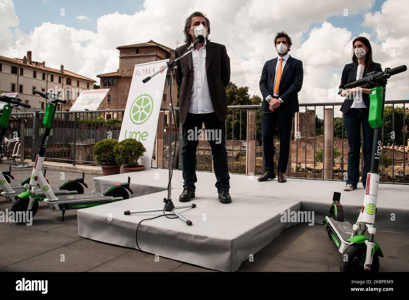 Pietro Calabre, Conseiller pour la ville émouvante de Rome capitale avec Alessio Raccigna, Chef des relations institutionnelles Europe du Sud de Lime pendant le maire de Rome Virginia Raggi prendra part à la présentation des scooters électriques de la compagnie américaine Lime dans le centre de Rome, Italie, Sur 30 mai 2020. De nombreuses entreprises italiennes ont pu rouvrir leurs portes, après plus de deux mois de lock-out national pour freiner la propagation de Covid-19. (Photo par Andrea Ronchini/NurPhoto) Banque D'Images