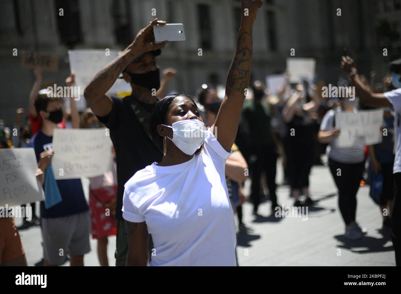 Philadelphie prend un genou pendant une longue vigile de neuf minutes pour George Floyd que des milliers autour de la nation de la police de protestation brutalité pendant des événements similaires, à l'extérieur de l'Hôtel de ville à Philadelphie, PA sur 30 mai 2020. (Photo de Bastiaan Slabbers/NurPhoto) Banque D'Images