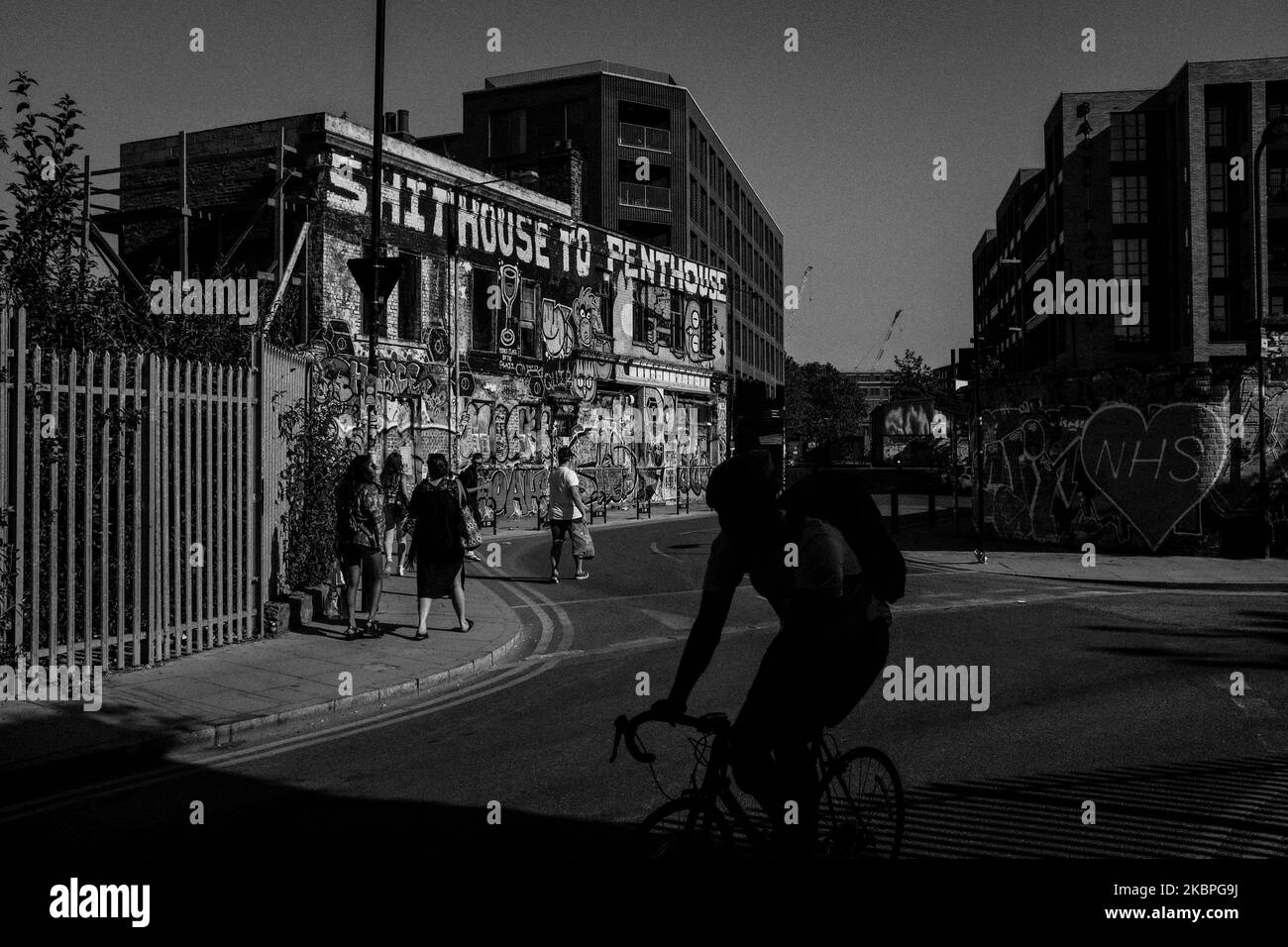 (NOTE DE LA RÉDACTION: L'image a été convertie en noir et blanc) les gens apprécient le temps chaud à Hackney Wick, alors que les mesures de verrouillage sont progressivement levées, sur 30 mai 2020 à Londres, en Angleterre. (Photo par Alberto Pezzali/NurPhoto) Banque D'Images