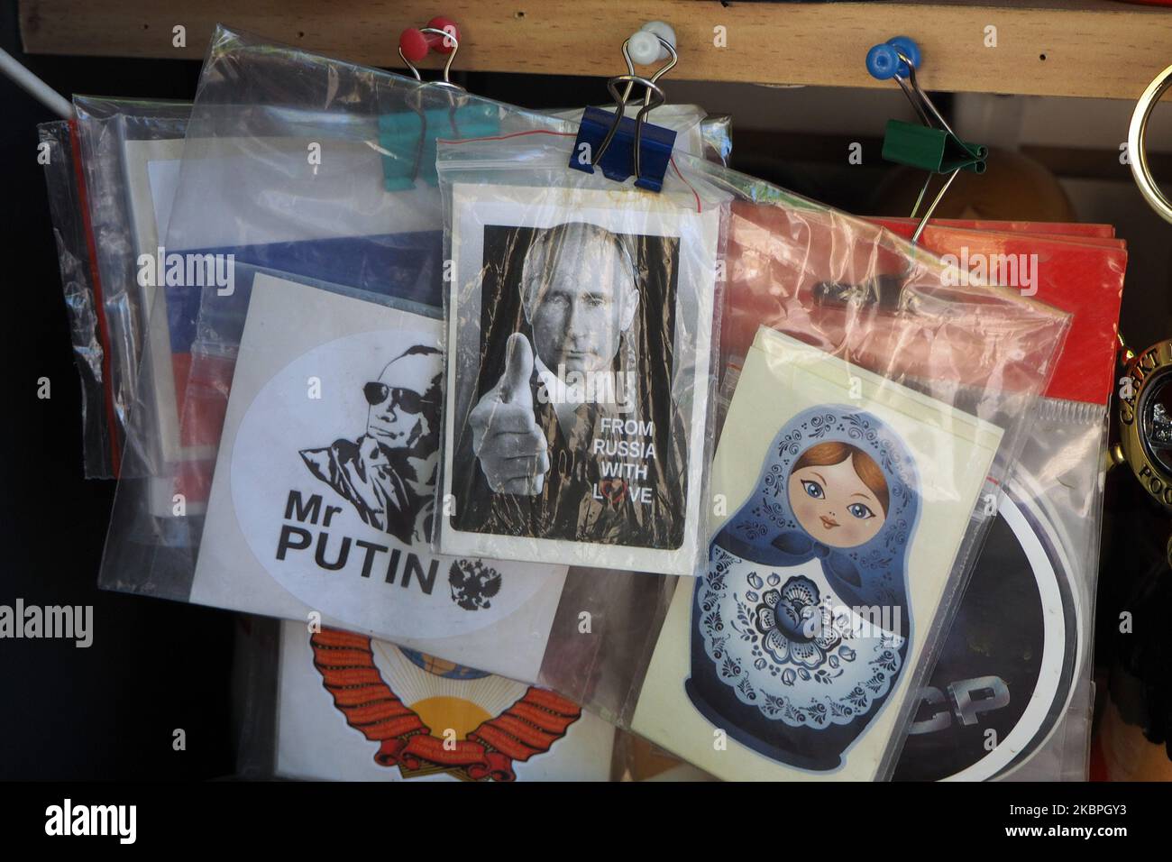 Autocollants avec le président russe Vladimir Poutine exposés dans une boutique de souvenirs à Saint-Pétersbourg, en Russie, sur 31 mai 2020. (Photo de Sergey Nikolaev/NurPhoto) Banque D'Images