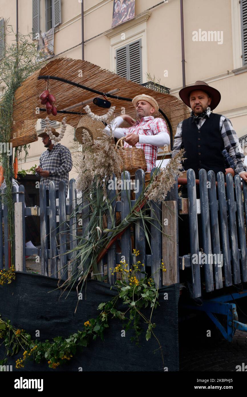 Italie Emilia Romagna Novafeltria: Festa della vendemmia e dei frutti d'autunno Sfilata del corteo |Italie Emilia Romagna Novafeltria: Fête des vendanges et des fruits d'automne. - Costums populaires Banque D'Images