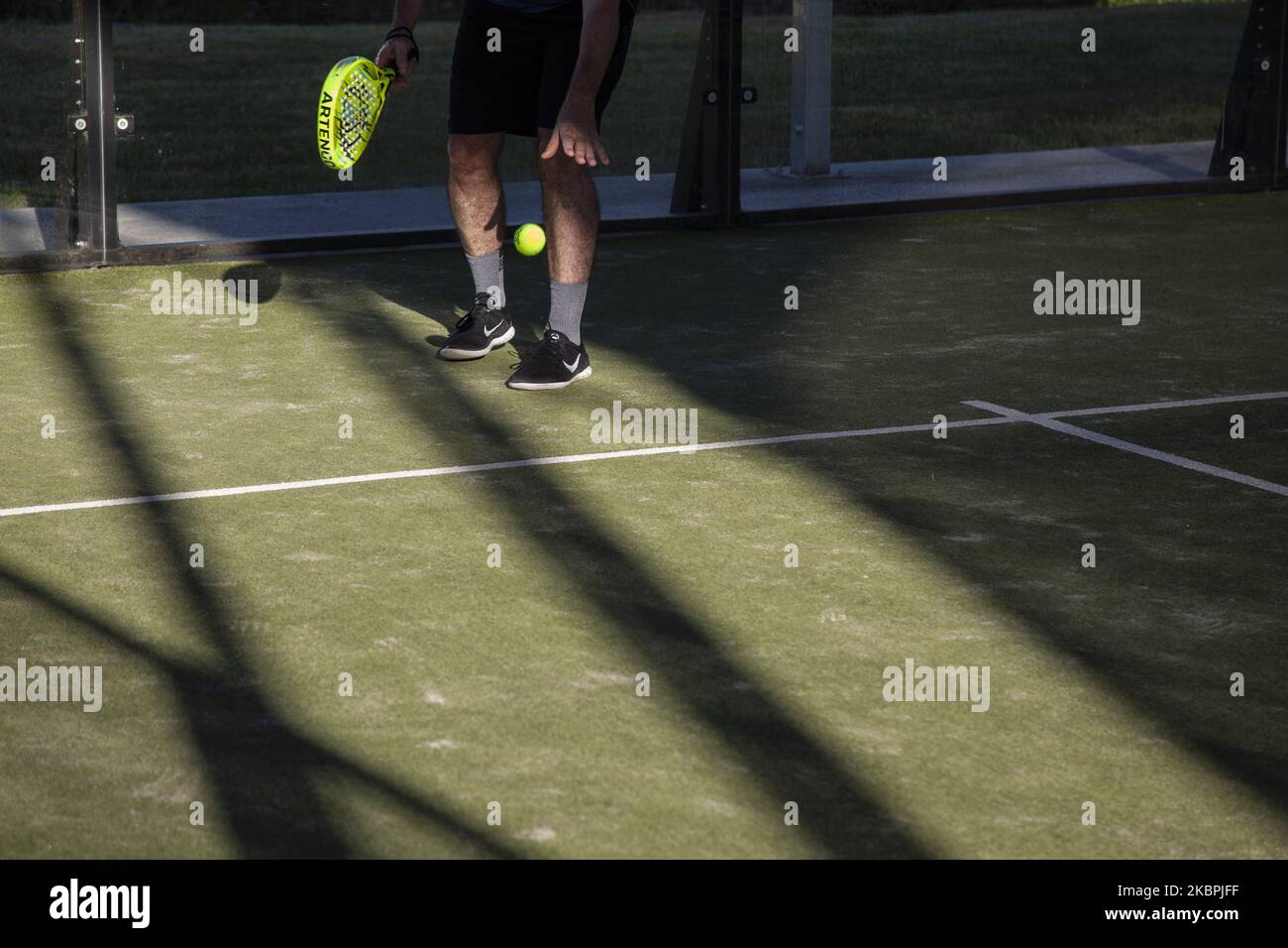 Un groupe de quatre amis revient jouer au paddle-tennis au Nore a, après plus de deux mois de fermeture, à Norena, Espagne, sur 28 mai 2020. (Photo d'Alvaro Fuente/NurPhoto) Banque D'Images