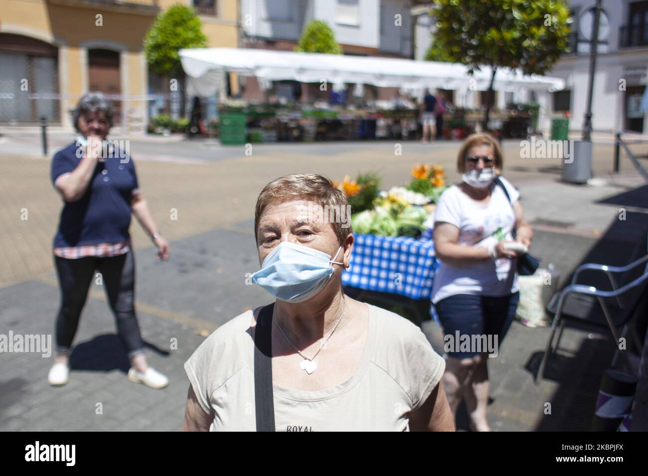 Plusieurs clients après avoir fait leur achat à un petit marché dans la semaine de Norenia. Deux mois se sont écoulés depuis que leurs achats ont dû être effectués dans de grandes zones établies par le gouvernement, à Norena, en Espagne, sur 31 mai 2020. (Photo d'Alvaro Fuente/NurPhoto) Banque D'Images