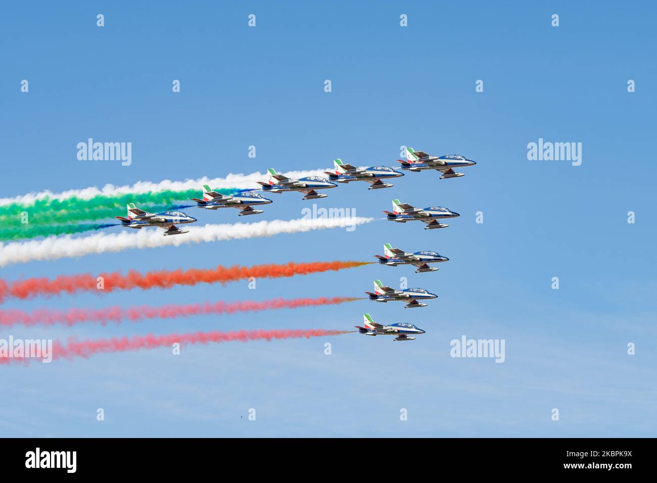 L'unité aérobie spéciale italienne Frecce Tricolori (flèches tricolores) diffuse de la fumée avec les couleurs du drapeau italien sur la ville de Rome dans le cadre de la célébration du 74th anniversaire de la proclamation de la République italienne an sur 1 juin 2020 à Rome, Italie. (Photo de Riccardo Fabi/NurPhoto) Banque D'Images