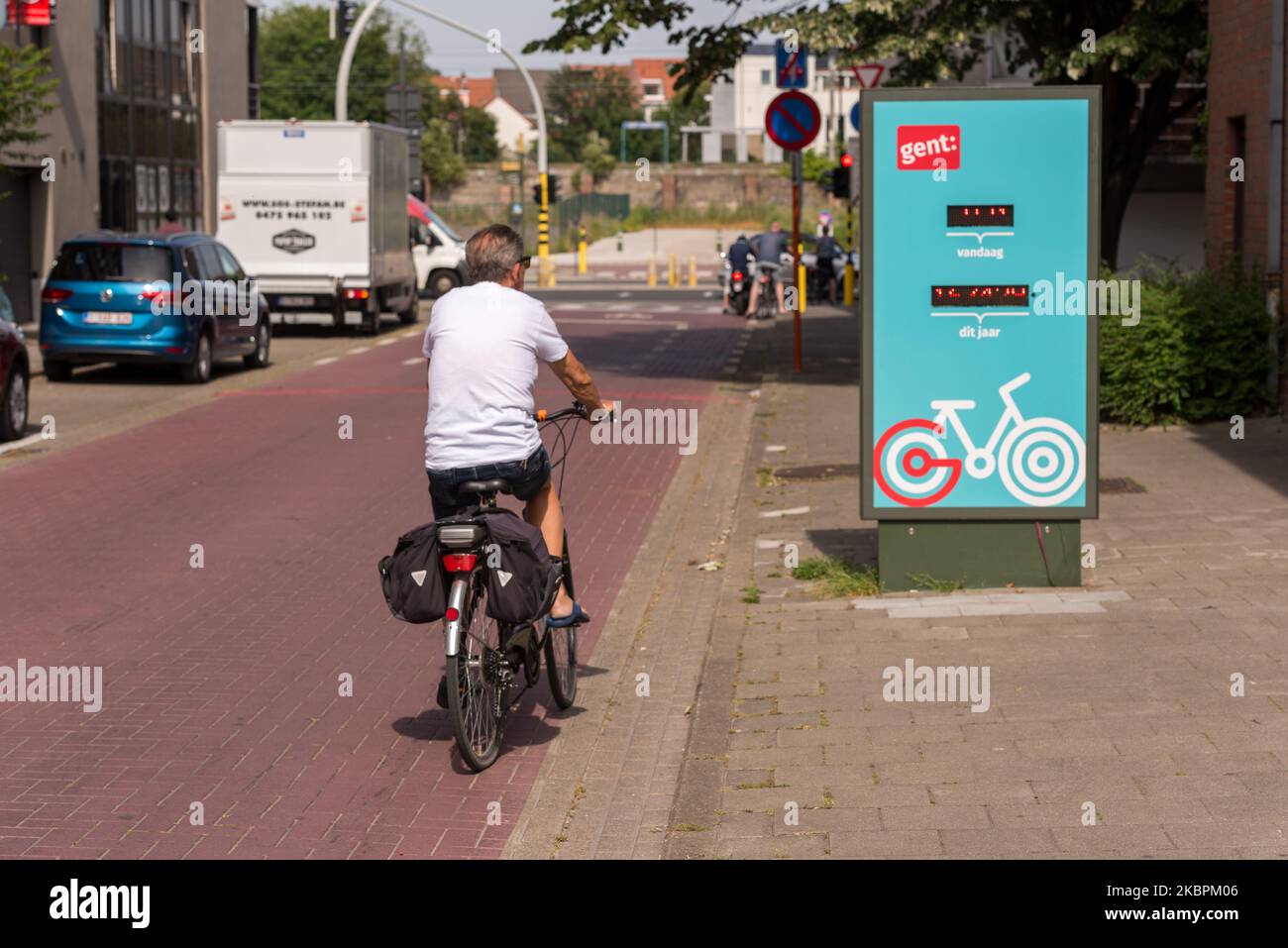 Les résidents sont vus à vélo dans les rues sans voiture (rue de vélo) à Gand, en Belgique, le 02 juin 2020. La ville de Gand est un exemple de circulation de vélo sûre. Plus de soixante-dix kilomètres d'infrastructures cyclables ont été ajoutés, dont 45 kilomètres de pistes cyclables.l'Assemblée générale des Nations Unies a déclaré la Journée mondiale du cyclisme de 3 juin. (Photo de Jonathan Raa/NurPhoto) Banque D'Images