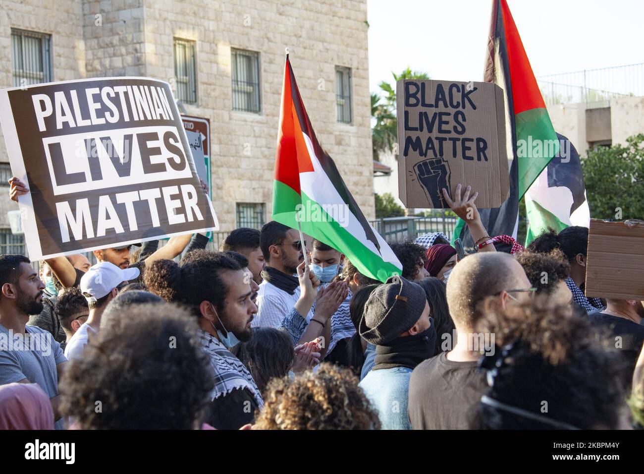 Des centaines de citoyens palestiniens d'Israël ont protesté dans la ville de Haïfa, Israël, le mardi 2 juin 2020 contre l'assassinat par la police israélienne d'un homme palestinien autiste non armé quelques jours plus tôt. La police israélienne a tué Iyad el-Hallak à Jérusalem le 30 mai 2020 alors qu'il se rendait à son école pour besoins spéciaux. Les manifestants palestiniens ont également exprimé leur soutien aux citoyens américains protestant contre le meurtre par la police de l'homme afro-américain George Floyd le 25 mai 2020 à Minneapolis, Minnesota. (Photo de Mati Milstein/NurPhoto) Banque D'Images