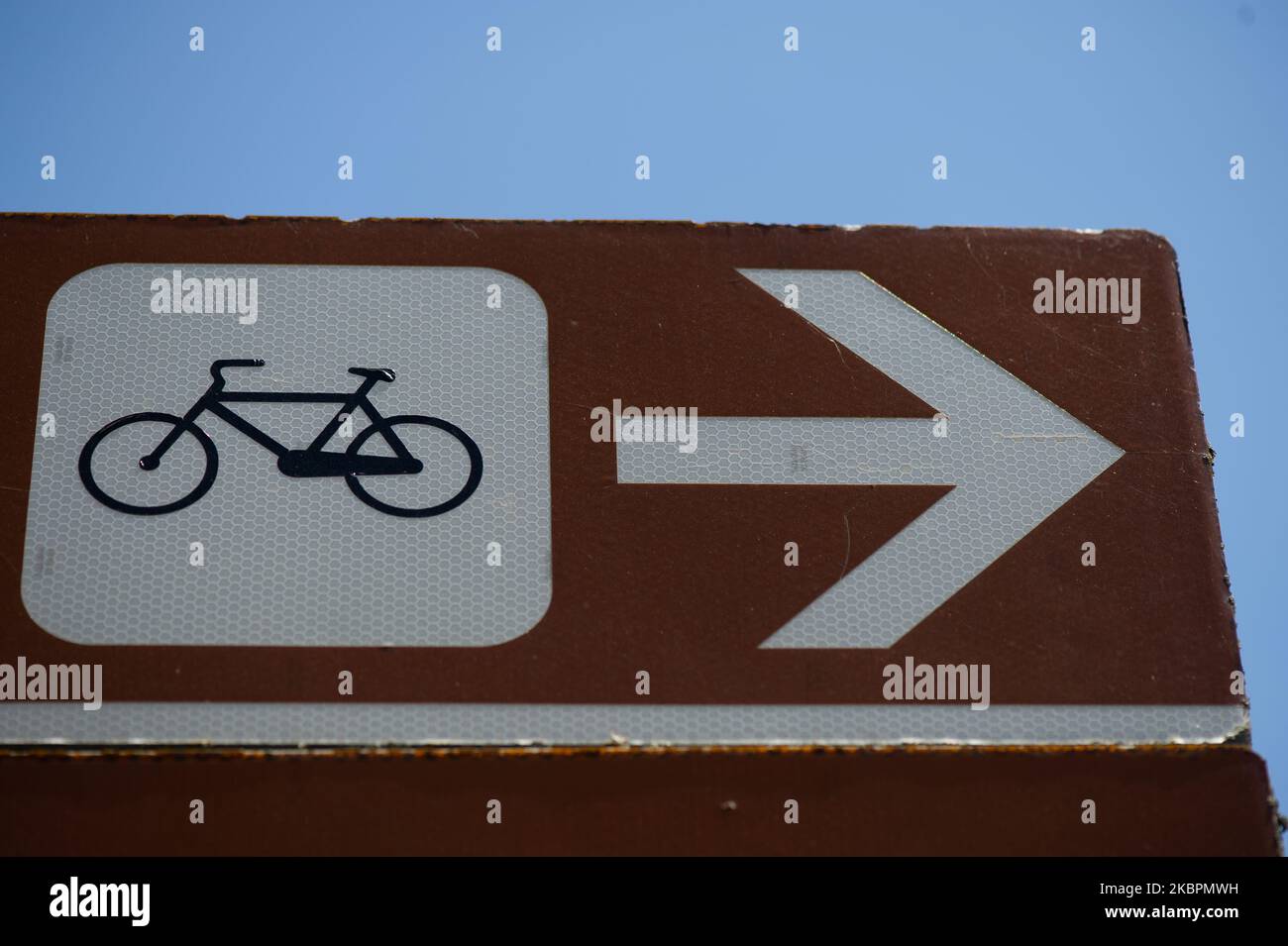 La photo montre le panneau de vélo à l'Aquila sur 3 juin 2020. L'Assemblée générale des Nations Unies a déclaré le 3 juin Journée mondiale du vélo. (Photo Illustration par Lorenzo Di Cola/NurPhoto) Banque D'Images