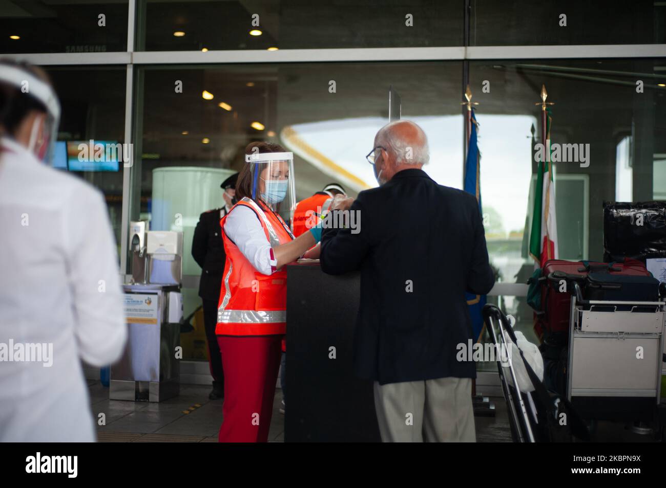 Des résidents italiens et roumains bloqués en Colombie, dans le contexte de la pandémie du coronavirus, attendent à l'aéroport d'El Dorado leur vol humanitaire pour embarquer à bord de 2 juin 2020 à Bogota, en Colombie. (Photo par Sebastian Barros/NurPhoto) Banque D'Images