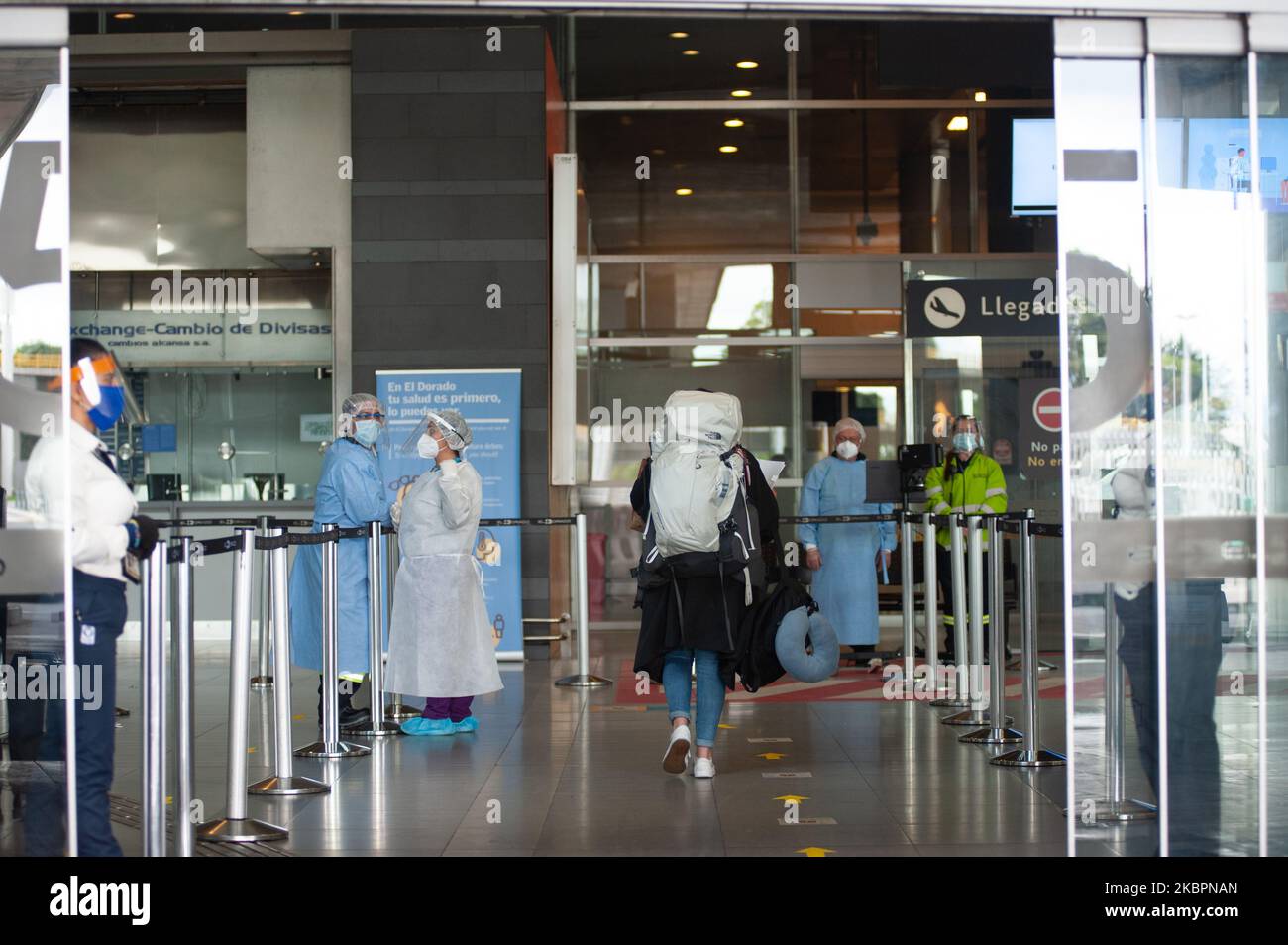 Des résidents italiens et roumains bloqués en Colombie, dans le contexte de la pandémie du coronavirus, attendent à l'aéroport d'El Dorado leur vol humanitaire pour embarquer à bord de 2 juin 2020 à Bogota, en Colombie. (Photo par Sebastian Barros/NurPhoto) Banque D'Images