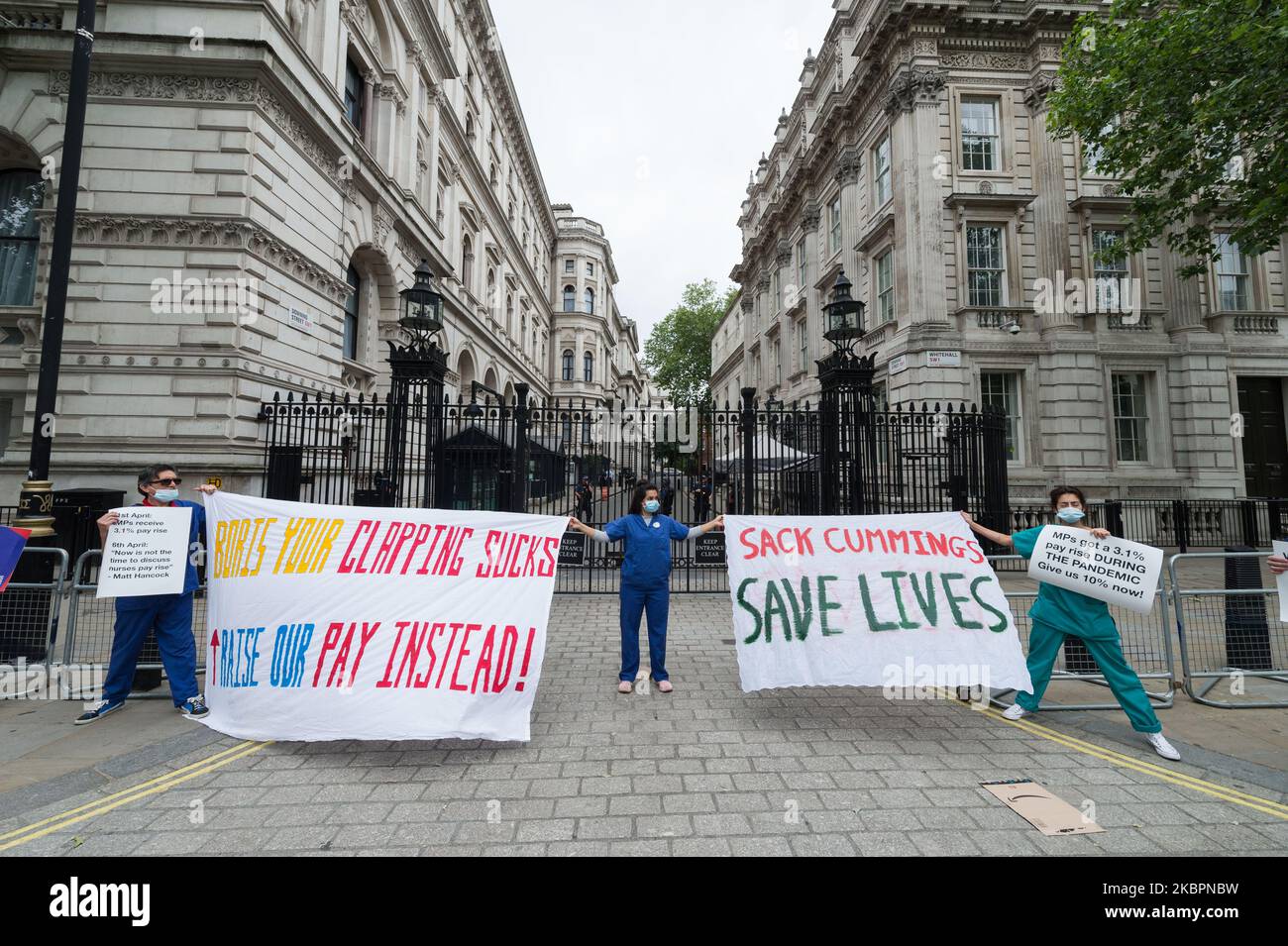 Un groupe d'infirmières portant un masque facial protestent devant Downing Street en demandant une augmentation de salaire, une protection efficace contre le COVID-19 et en soulignant un taux de mortalité disproportionné du nouveau coronavirus parmi les groupes ethniques minoritaires du BAME le 03 juin 2020 à Londres, en Angleterre. (Photo de Wiktor Szymanowicz/NurPhoto) Banque D'Images