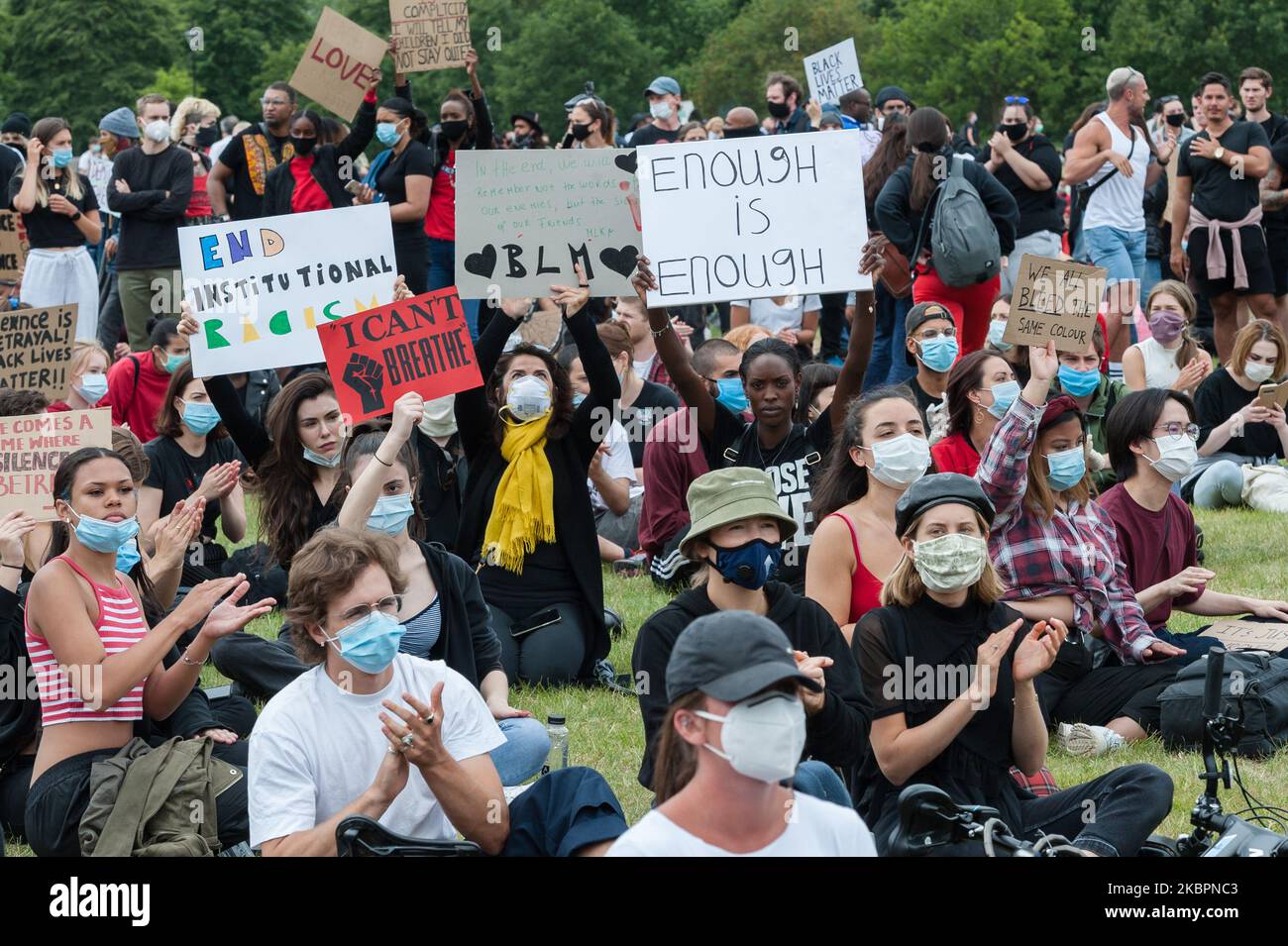 Des milliers de personnes se réunissent à Hyde Park pour protester contre les abus des droits des Noirs à travers le monde et pour appeler à la fin du racisme systémique et de la brutalité policière le 03 juin 2020 à Londres, en Angleterre. La vague actuelle de protestations fait suite au meurtre de George Floyd par des policiers aux États-Unis et à une baisse de l'enquête de police dans l'affaire de l'ouvrier britannique des transports Belly Mujinga, Qui est décédé de Covid-19 jours après avoir été cracher dans son milieu de travail par une personne infectée par le virus. (Photo de Wiktor Szymanowicz/NurPhoto) Banque D'Images