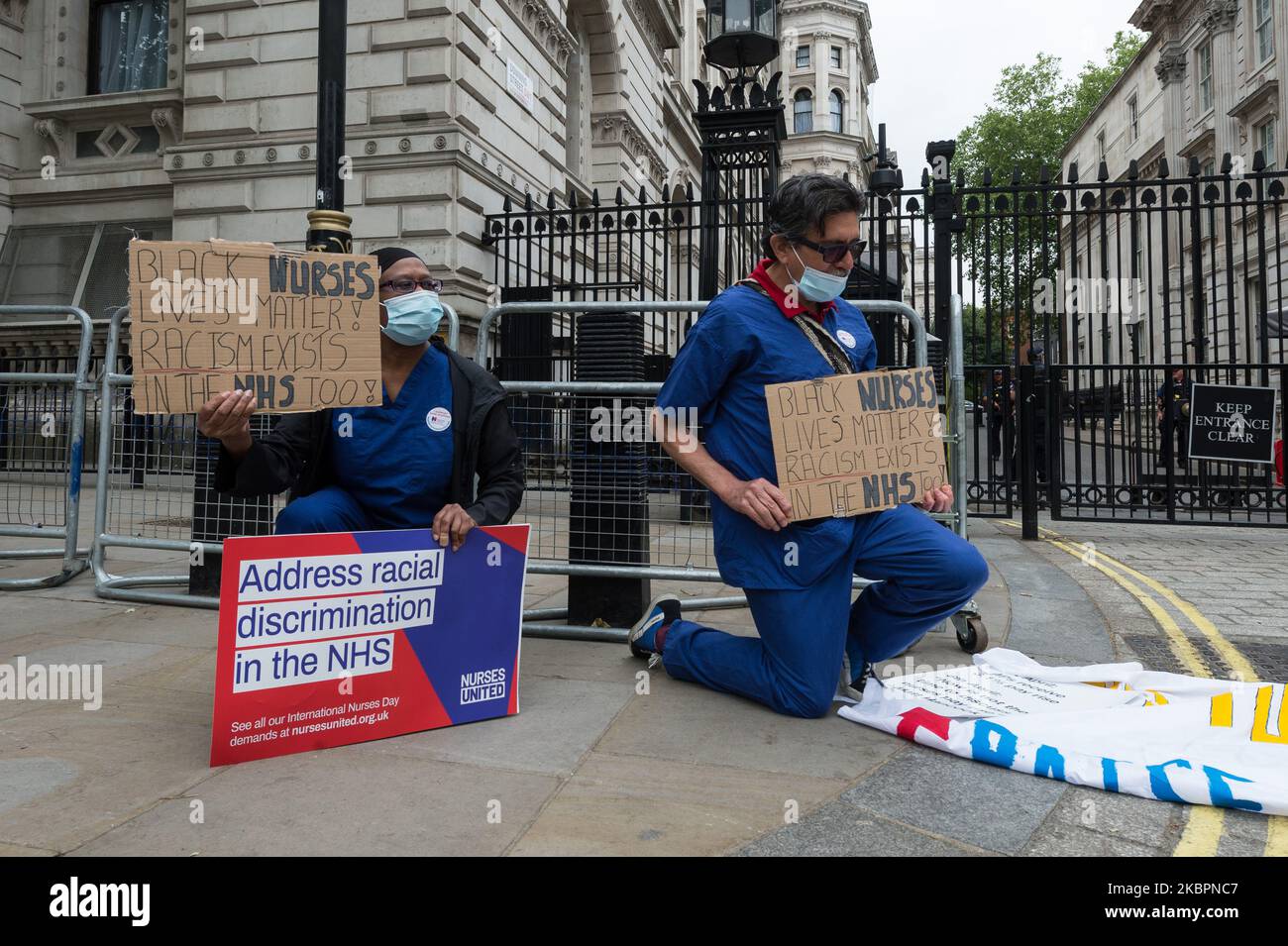 Un groupe d'infirmières portant un masque facial protestent devant Downing Street en demandant une augmentation de salaire, une protection efficace contre le COVID-19 et en soulignant un taux de mortalité disproportionné du nouveau coronavirus parmi les groupes ethniques minoritaires du BAME le 03 juin 2020 à Londres, en Angleterre. (Photo de Wiktor Szymanowicz/NurPhoto) Banque D'Images