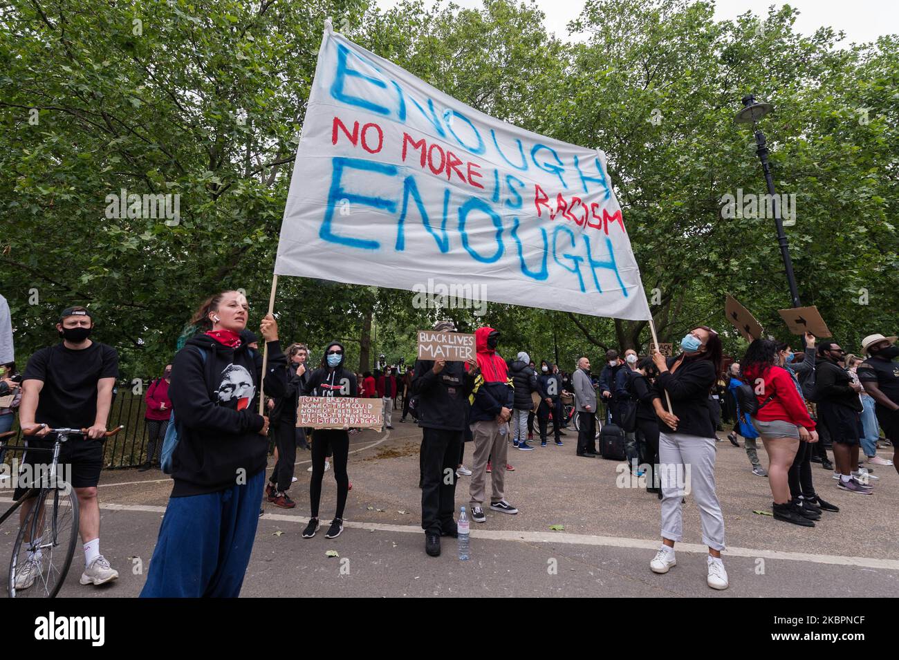 Des milliers de personnes se réunissent à Hyde Park pour protester contre les abus des droits des Noirs à travers le monde et pour appeler à la fin du racisme systémique et de la brutalité policière le 03 juin 2020 à Londres, en Angleterre. La vague actuelle de protestations fait suite au meurtre de George Floyd par des policiers aux États-Unis et à une baisse de l'enquête de police dans l'affaire de l'ouvrier britannique des transports Belly Mujinga, Qui est décédé de Covid-19 jours après avoir été cracher dans son milieu de travail par une personne infectée par le virus. (Photo de Wiktor Szymanowicz/NurPhoto) Banque D'Images