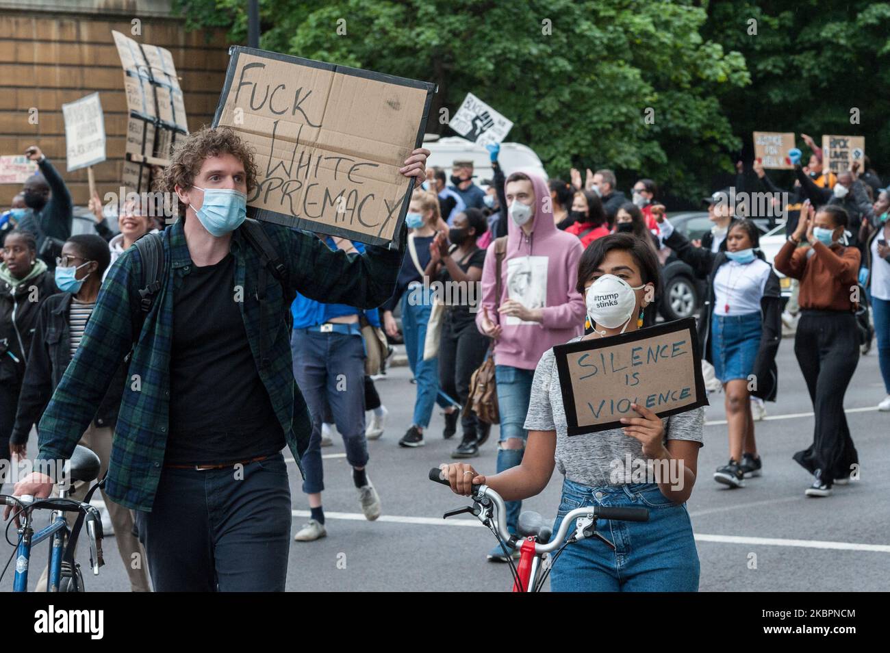 Des milliers de personnes participent à une marche de protestation dans le centre de Londres contre l'abus des droits des Noirs à travers le monde et pour appeler à la fin du racisme systémique et de la brutalité policière le 03 juin 2020 à Londres, en Angleterre. La vague actuelle de protestations fait suite au meurtre de George Floyd par des policiers aux États-Unis et à une baisse de l'enquête de police dans l'affaire de l'ouvrier britannique des transports Belly Mujinga, Qui est décédé de Covid-19 jours après avoir été cracher dans son milieu de travail par une personne infectée par le virus. (Photo de Wiktor Szymanowicz/NurPhoto) Banque D'Images