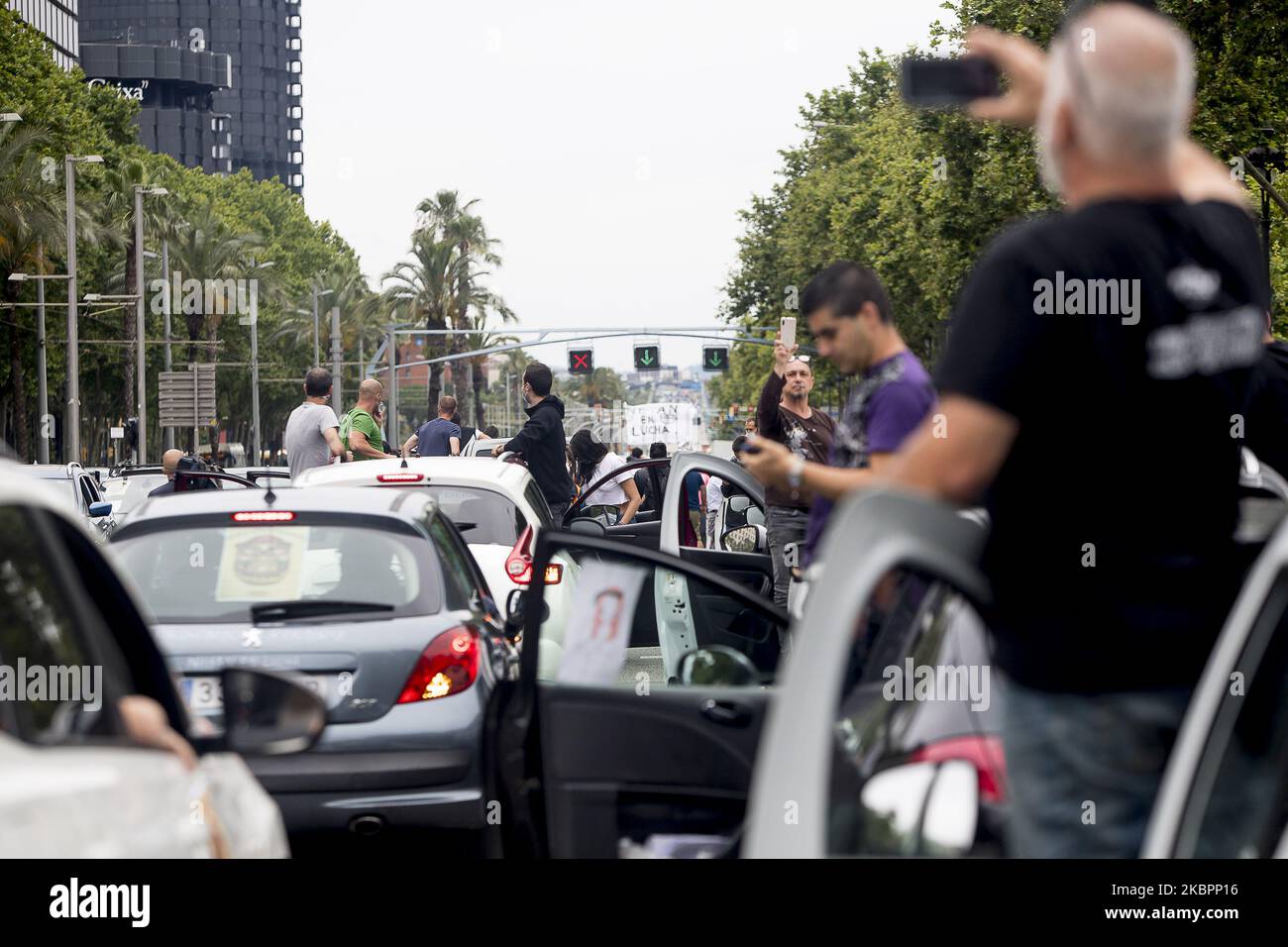 Les travailleurs et les proches de la société NISSAN bloquent l'Avinguda Diagonal de Barcelone avec leurs véhicules et se rassemblent devant le consulat japonais et le cabinet d'avocats Garrigues, chargé de défendre la compagnie automobile japonaise, à Barcelone, en Espagne, sur 4 juin 2020. (Photo par Albert Llop/NurPhoto) Banque D'Images