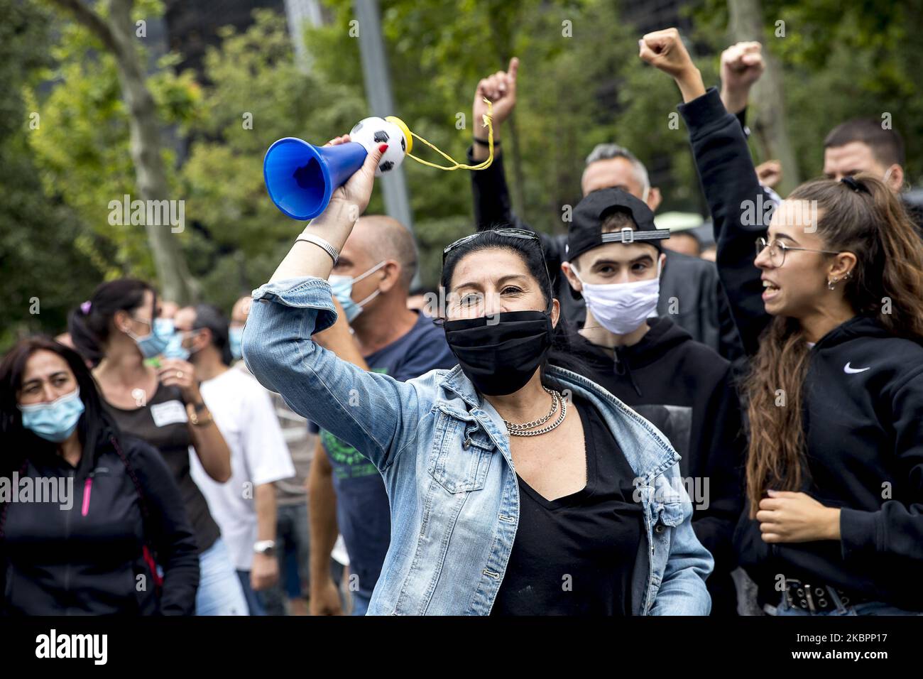 Les travailleurs et les proches de la société NISSAN bloquent l'Avinguda Diagonal de Barcelone avec leurs véhicules et se rassemblent devant le consulat japonais et le cabinet d'avocats Garrigues, chargé de défendre la compagnie automobile japonaise, à Barcelone, en Espagne, sur 4 juin 2020. (Photo par Albert Llop/NurPhoto) Banque D'Images