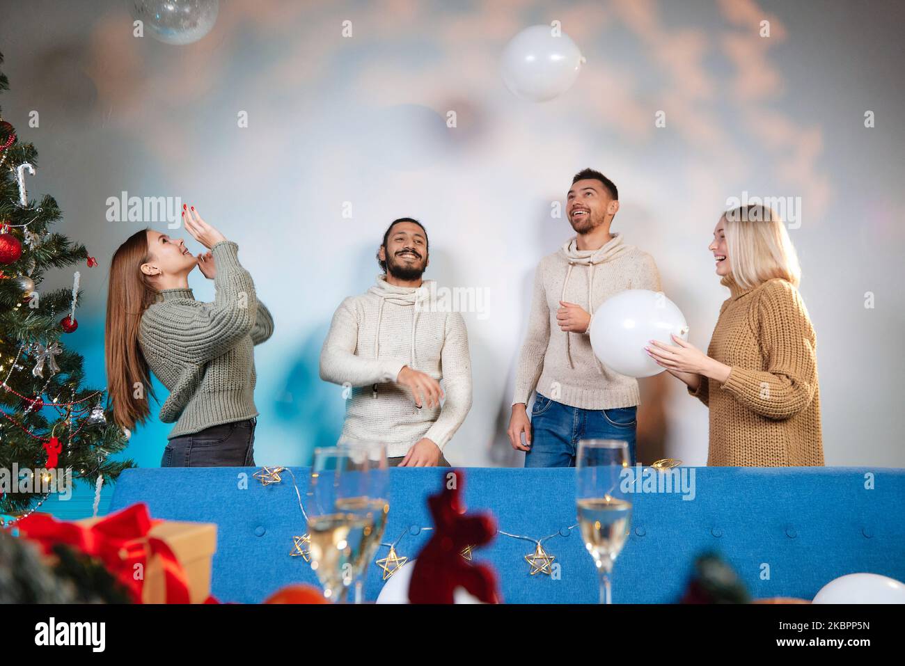 Compagnie de filles et de gars ayant le plaisir ensemble. Temps de Amuse-toi bien. Des amis qui s'amusent. Une compagnie de gars et de filles ont plaisir à la fête du nouvel an avec Banque D'Images
