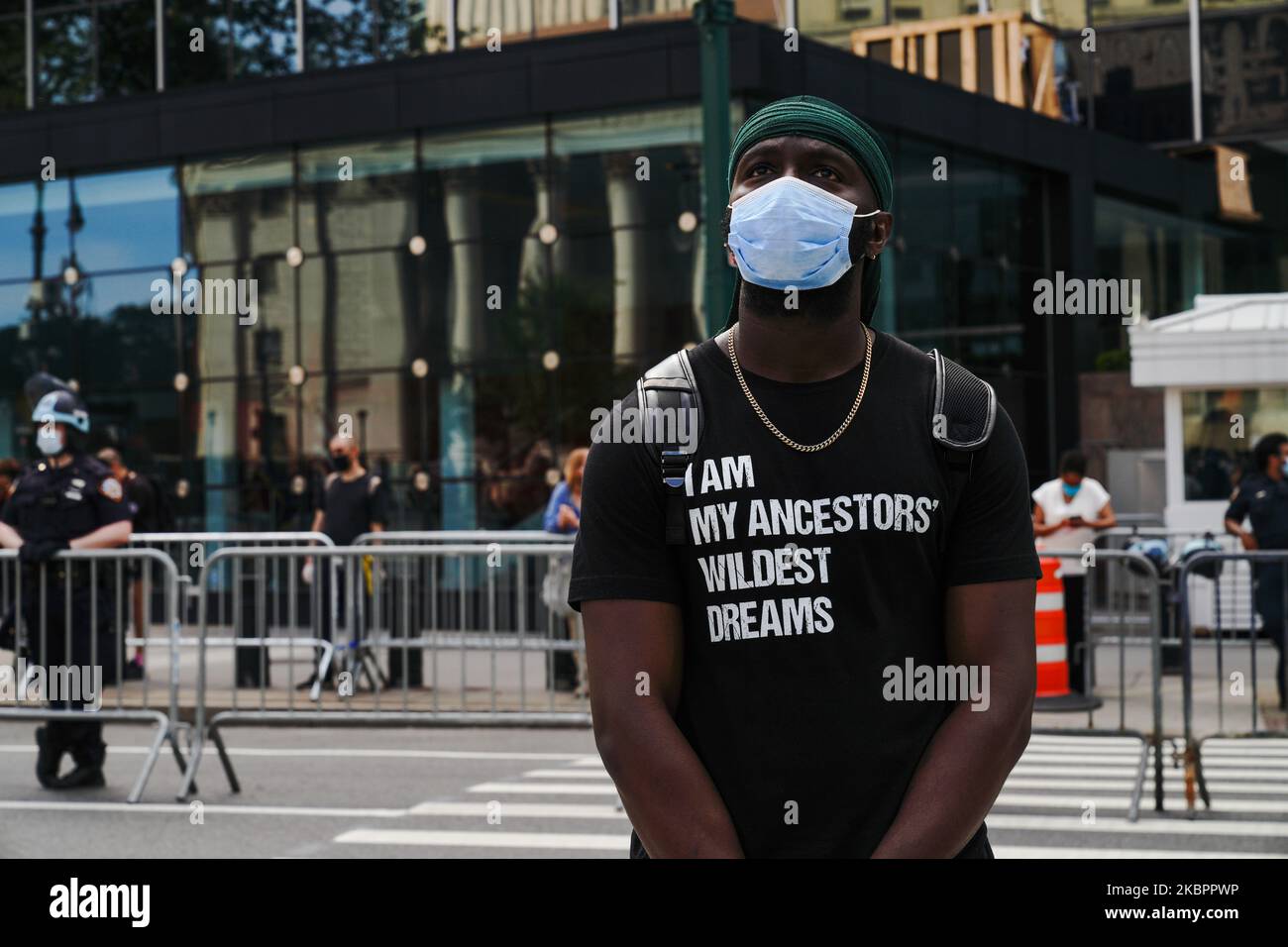 Après une nuit de manifestations souvent violentes, les manifestants affrontent la police à Manhattan alors que les manifestations se poursuivent contre le meurtre de George Floyd sur 04 juin 2020 à New York. Des milliers de manifestants sont descendus dans les rues de la ville hier pour continuer à montrer de la colère au policier de Minneapolis, Derek Chauvin, qui a été filmé à genoux sur le cou de George Floyd avant d'être plus tard déclaré mort à un hôpital local. La mort de Floyd, la plus récente d'une série de décès d'Américains noirs aux mains de la police, a provoqué des jours et des nuits de manifestations dans tout le pays. NY gouverner Banque D'Images