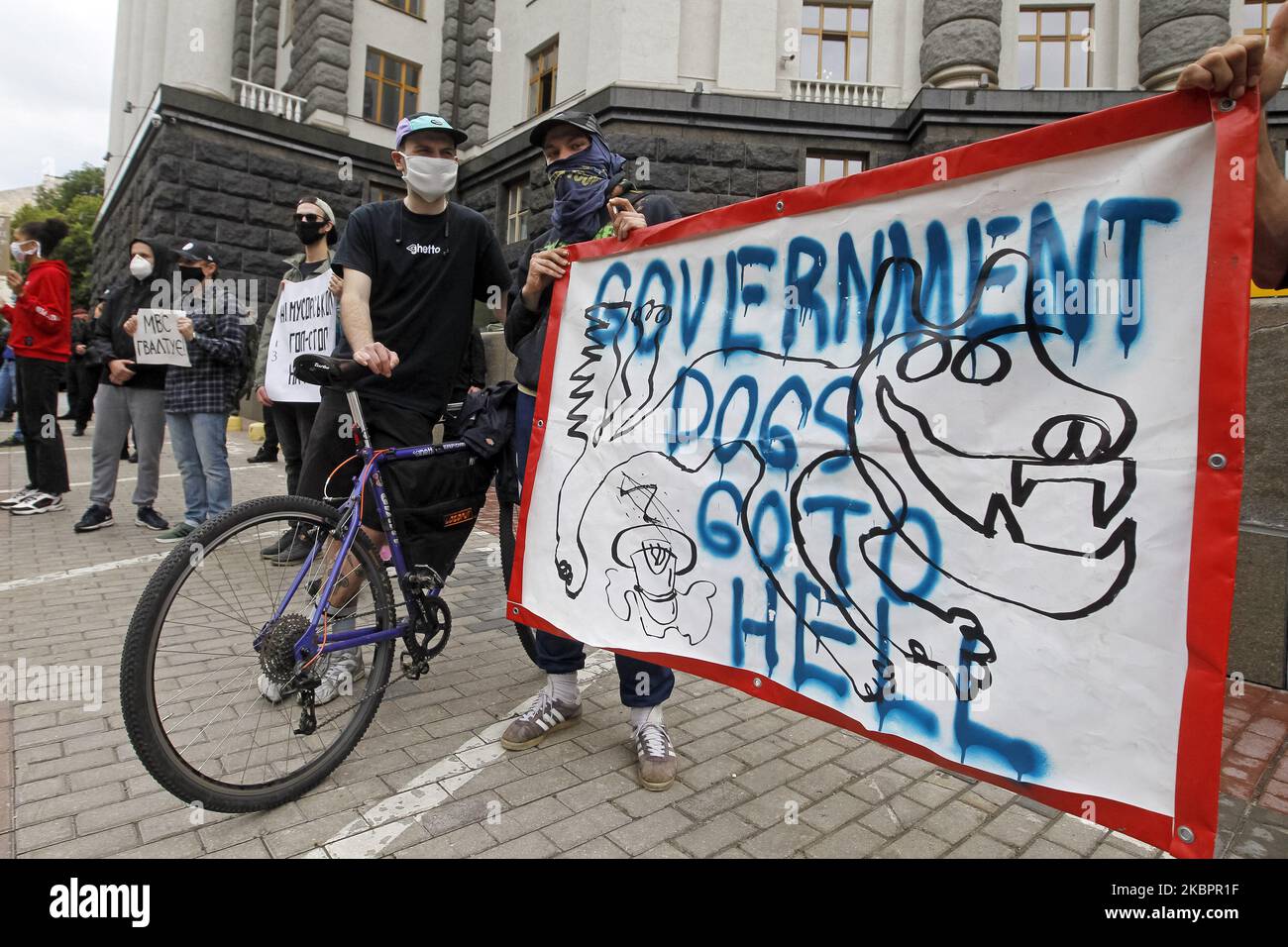 Les militants de la communauté LGBT et leurs partisans participent à un rassemblement contre la brutalité policière et à la demande de la démission du ministre de l'intérieur Arsen Avakov, près du bâtiment du Cabinet des ministres, à Kiev, en Ukraine, le 05 juin 2020. Les militants se sont rassemblés pour leur rassemblement à la suite de plusieurs affaires criminelles avec la participation de policiers, selon les médias locaux. (Photo par STR/NurPhoto) Banque D'Images
