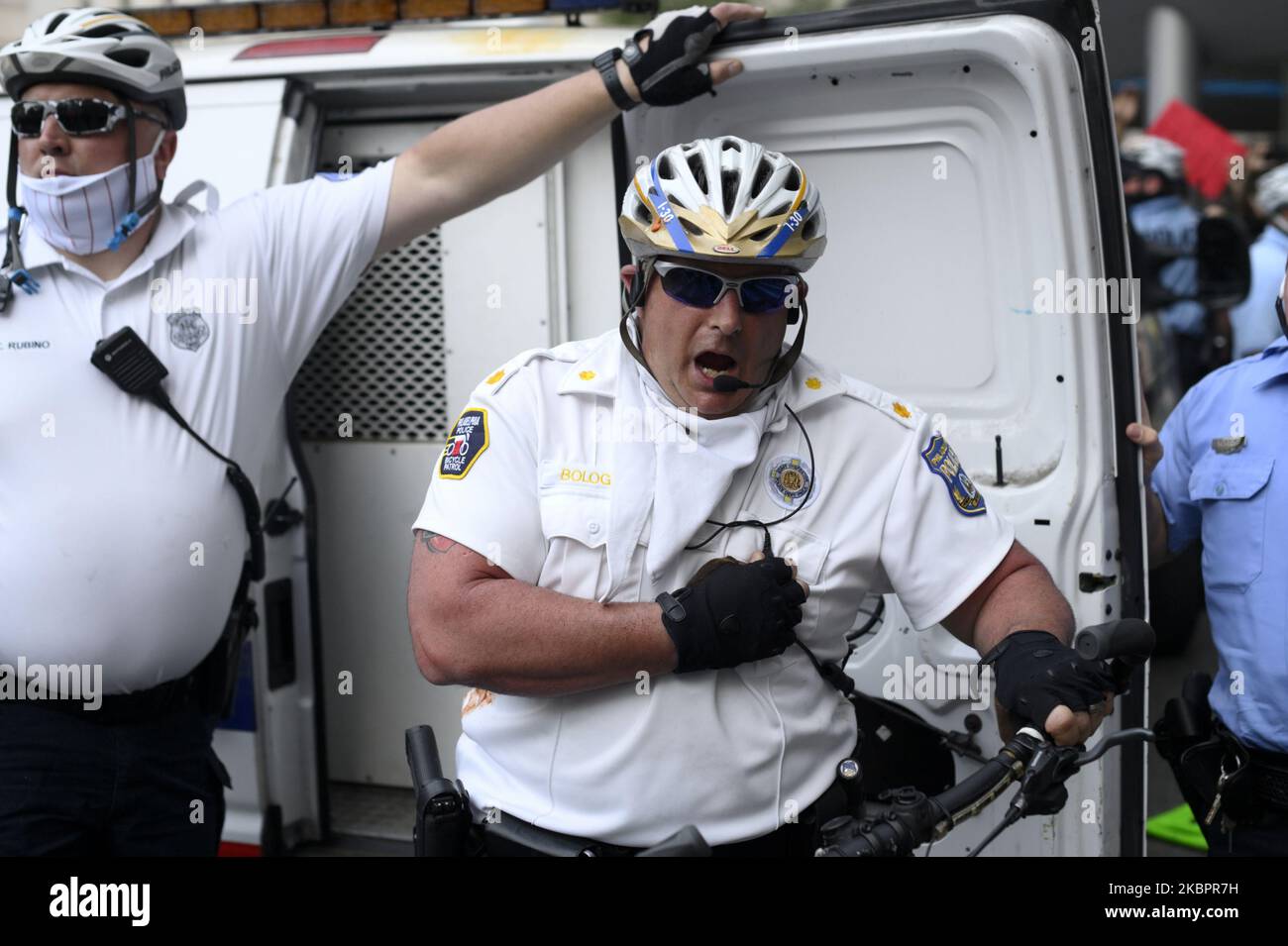 Inspecteur du personnel Joseph Bologna Jr., relais et ordre de disperser une petite foule lors d'une manifestation dans le centre ville de Philadelphie, sur 30 mai 2020. Après que les vidéos ont fait surface en ligne, le commandant des opérations a confirmé sur 5 juin qu'il n'est plus dans la rue, rapporte les médias locaux. (Photo de Bastiaan Slabbers/NurPhoto) Banque D'Images