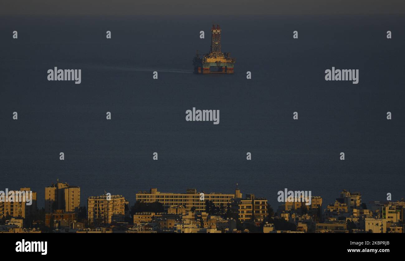 Plate-forme pétrolière au coucher du soleil près des rives du port méditerranéen de Limassol. Chypre, vendredi, 5 juin 2020 les prix mondiaux du pétrole augmentent vendredi, les investisseurs attendent de nouvelles informations sur les dates de la réunion des représentants des pays de l'OPEP + transaction, selon les données boursières. (Photo de Danil Shamkin/NurPhoto) Banque D'Images