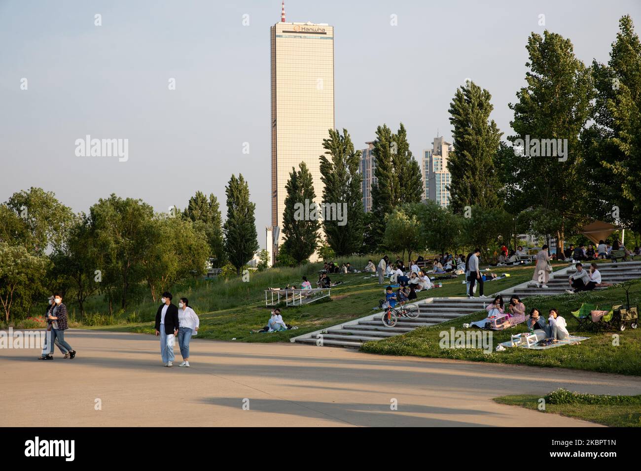 Les personnes portant un masque facial comme précaution contre la propagation de COVID-19 au parc de la rivière Yeouido Hangang à Séoul, Corée du Sud sur 29 mai. Les résidents de Séoul se sont rassemblés en grand nombre même après que le gouvernement ait officiellement recommandé aux gens de garder la distance sociale comme mesure préventive contre la propagation de la COVID-19. (Photo de Chris Jung/NurPhoto) Banque D'Images