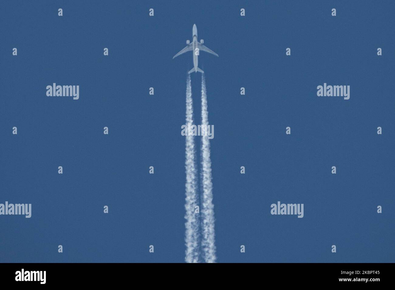 Un Boeing 777-300 PIA de Pakistan International Airlines tel qu'il a été vu voler dans le ciel bleu d'été grec au-dessus de la ville de Thessalonique en Grèce. L'avion survolant qui crée les chemins de chemin ou les lignes de vapeur blanche derrière vole depuis l'ISB d'Islamabad à l'aéroport BCN de Barcelone en Espagne à 36,000 pieds. L'avion de survol a l'enregistrement AP-BID, 2x moteurs de jet GE et l'inscription Pakistan est visible au fond du fuselage. PIA est le porte-drapeau national du Pakistan. 5 juin 2020 (photo de Nicolas Economou/NurPhoto) Banque D'Images