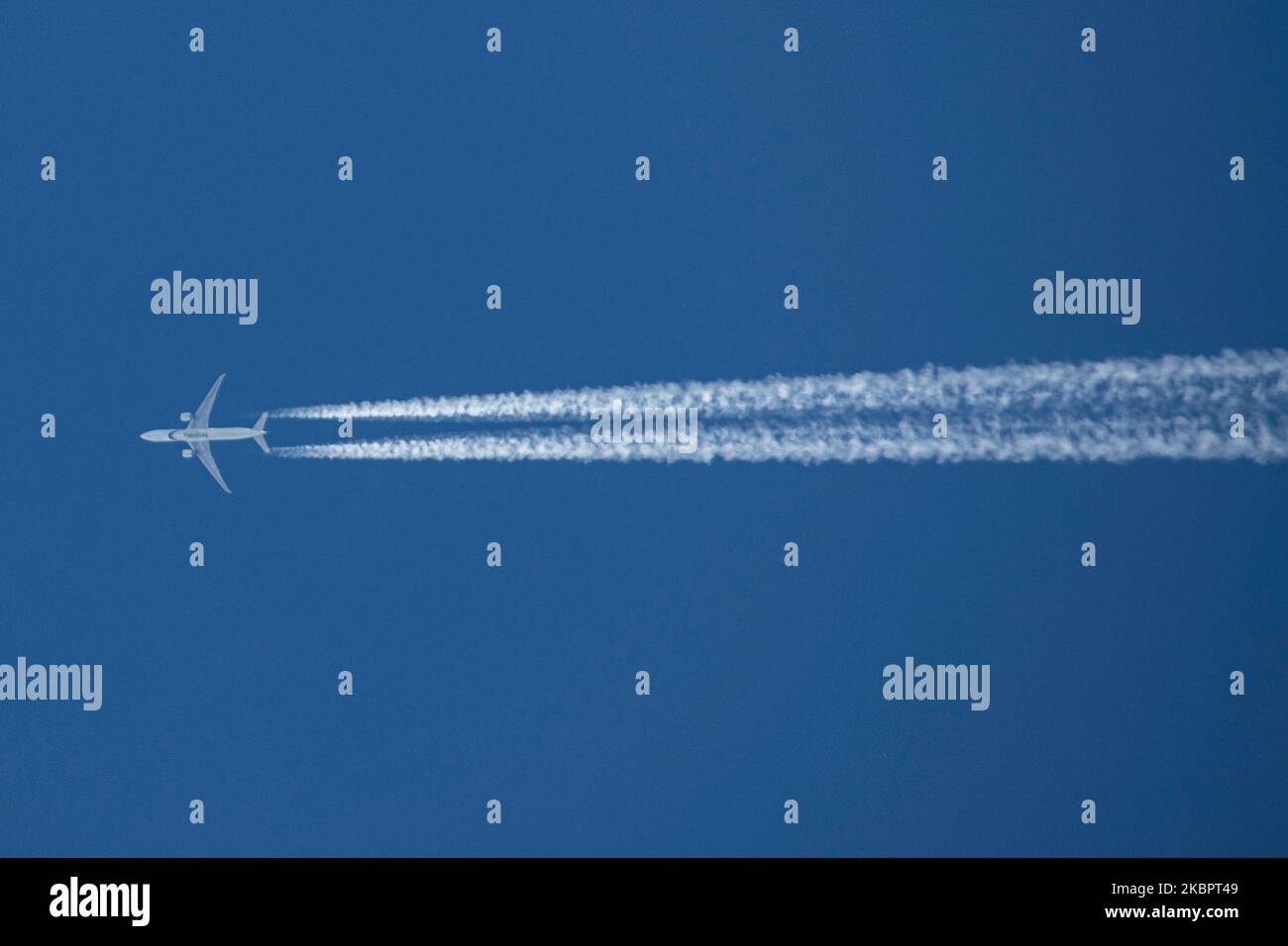 Un Boeing 777-300 PIA de Pakistan International Airlines tel qu'il a été vu voler dans le ciel bleu d'été grec au-dessus de la ville de Thessalonique en Grèce. L'avion survolant qui crée les chemins de chemin ou les lignes de vapeur blanche derrière vole depuis l'ISB d'Islamabad à l'aéroport BCN de Barcelone en Espagne à 36,000 pieds. L'avion de survol a l'enregistrement AP-BID, 2x moteurs de jet GE et l'inscription Pakistan est visible au fond du fuselage. PIA est le porte-drapeau national du Pakistan. 5 juin 2020 (photo de Nicolas Economou/NurPhoto) Banque D'Images