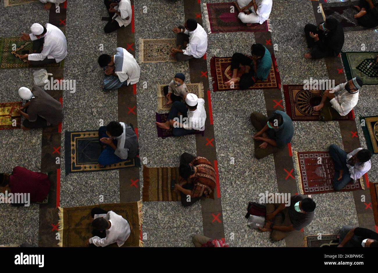 Les Mussim de Jakarta font leur première prière pendant la période des pandemin à la mosquée AT-Tin avec un protocole de santé à Taman Mini, Jakarta, en juin 5,2020. Le gouvernement de Jakarta a officiellement ouvert sa mosquée et d'autres lieux de culte qui, après presque 3 mois, ont été enlevés parce qu'il a empêché l'épidémie du virus Corana. (Photo de Dasril Roszandi/NurPhoto) Banque D'Images