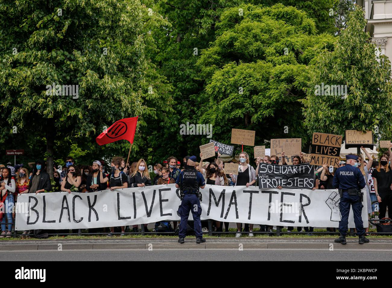 Des manifestants se rassemblent devant l'ambassade des États-Unis à Varsovie contre la brutalité de la police aux États-Unis pour soutenir George Floyd sur 6 juin 2020, dans le centre de Varsovie, en Pologne. Après le meurtre de George Floyd, un policier, les manifestations se sont propagées dans le monde entier pour montrer leur solidarité avec les communautés noires et pour montrer le désapprobation du racisme à l'échelle mondiale. (Photo par Dominika Zarzycka/NurPhoto) Banque D'Images