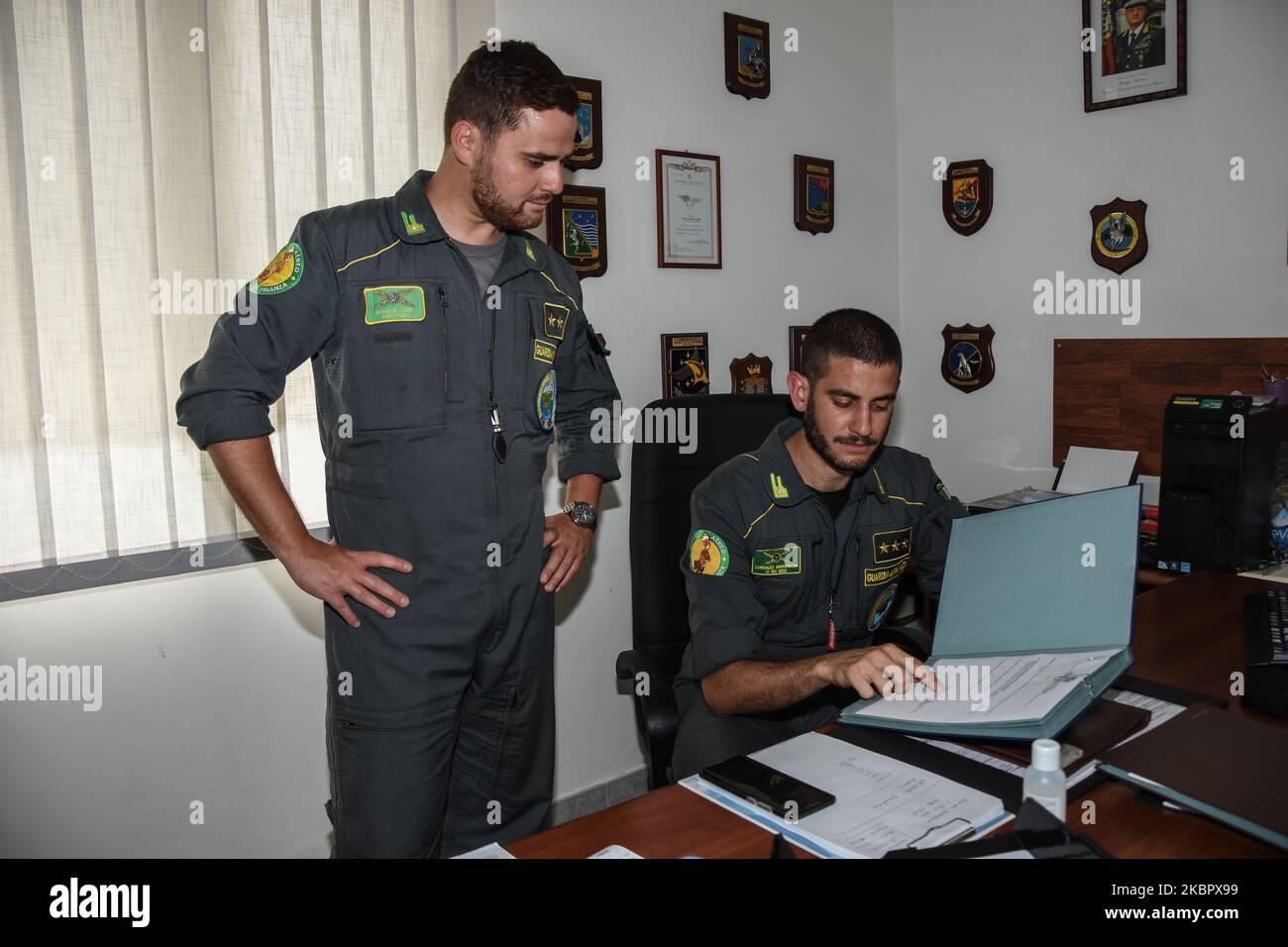 Les équipages et hélicoptères de la section aérienne de la Guardia di Finanza de Palerme sont quotidiennement engagés dans des patrouilles côtières et terrestres, dans des opérations anti-drogue, anti-mafia, anti-immigration sur 16 mai 2020 à Palerme, Italie. (Photo de Francesco Militello Mirto/NurPhoto) Banque D'Images