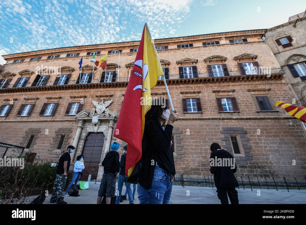 Certains des mouvements siciliens ont protesté contre le Président de la région sicilienne Nello Musumeci, sur la Piazza del Parlamento, où se trouve l'Assemblée régionale sicilienne, pour avoir affecté le Département de la culture à Alberto Samona de la Lga de Matteo Salvini' à Palerme, en Italie, sur 2 juin 2020. (Photo de Francesco Militello Mirto/NurPhoto) Banque D'Images