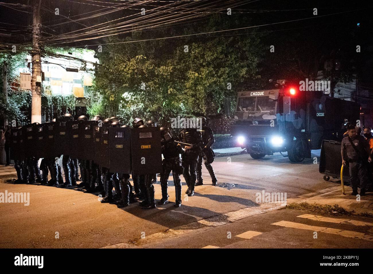 Des policiers anti-émeutes, suivis d'un camion de troupes lors d'un affrontement à la fin de la manifestation en faveur de la démocratie et contre le racisme dans la lutte contre l'épidémie de coronavirus (COVID-19) à Sao Paulo, au Brésil, au 7 juin 2020. (Photo de Felipe Beltrame/NurPhoto) Banque D'Images